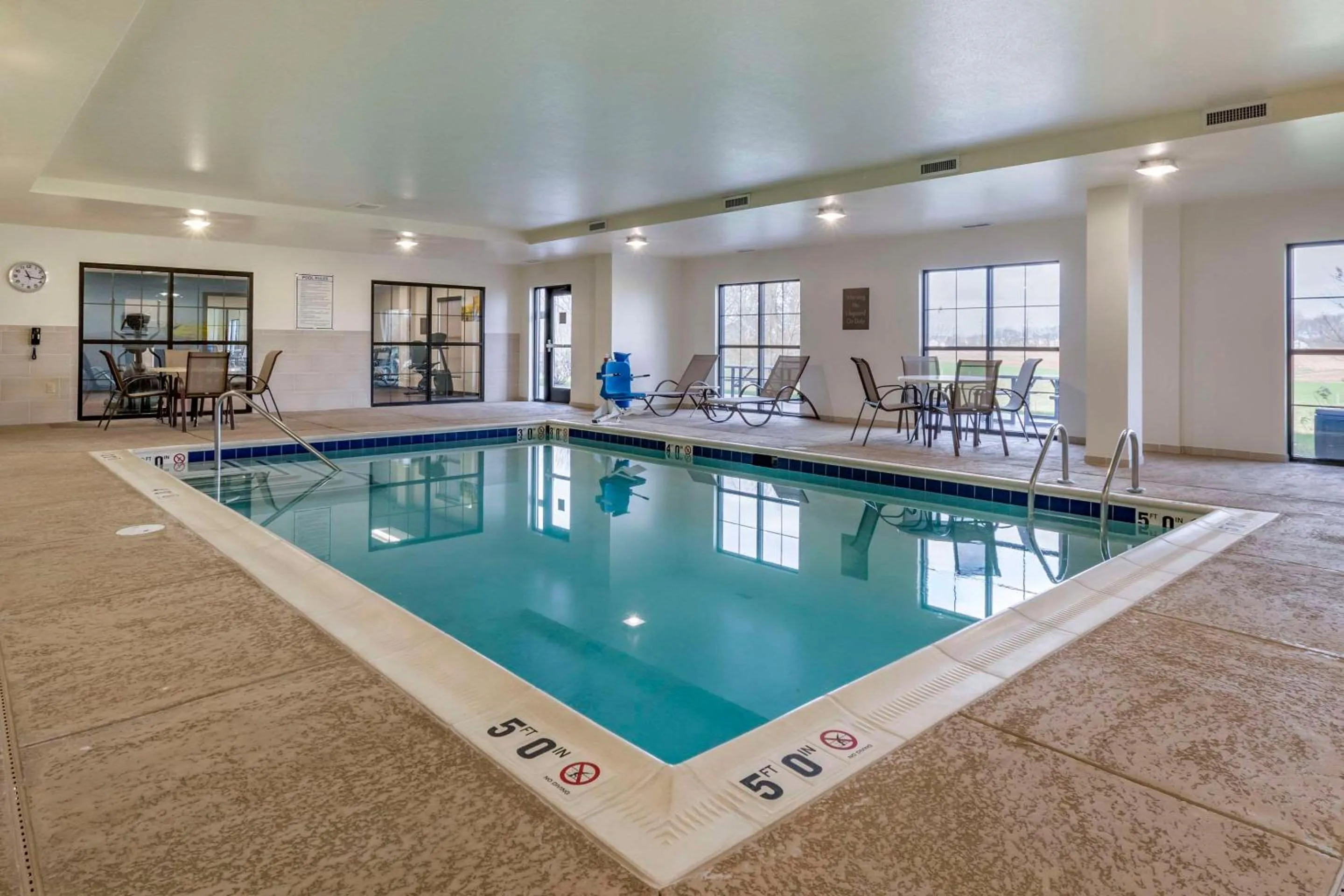 Swimming pool in Comfort Suites Manheim - Lancaster