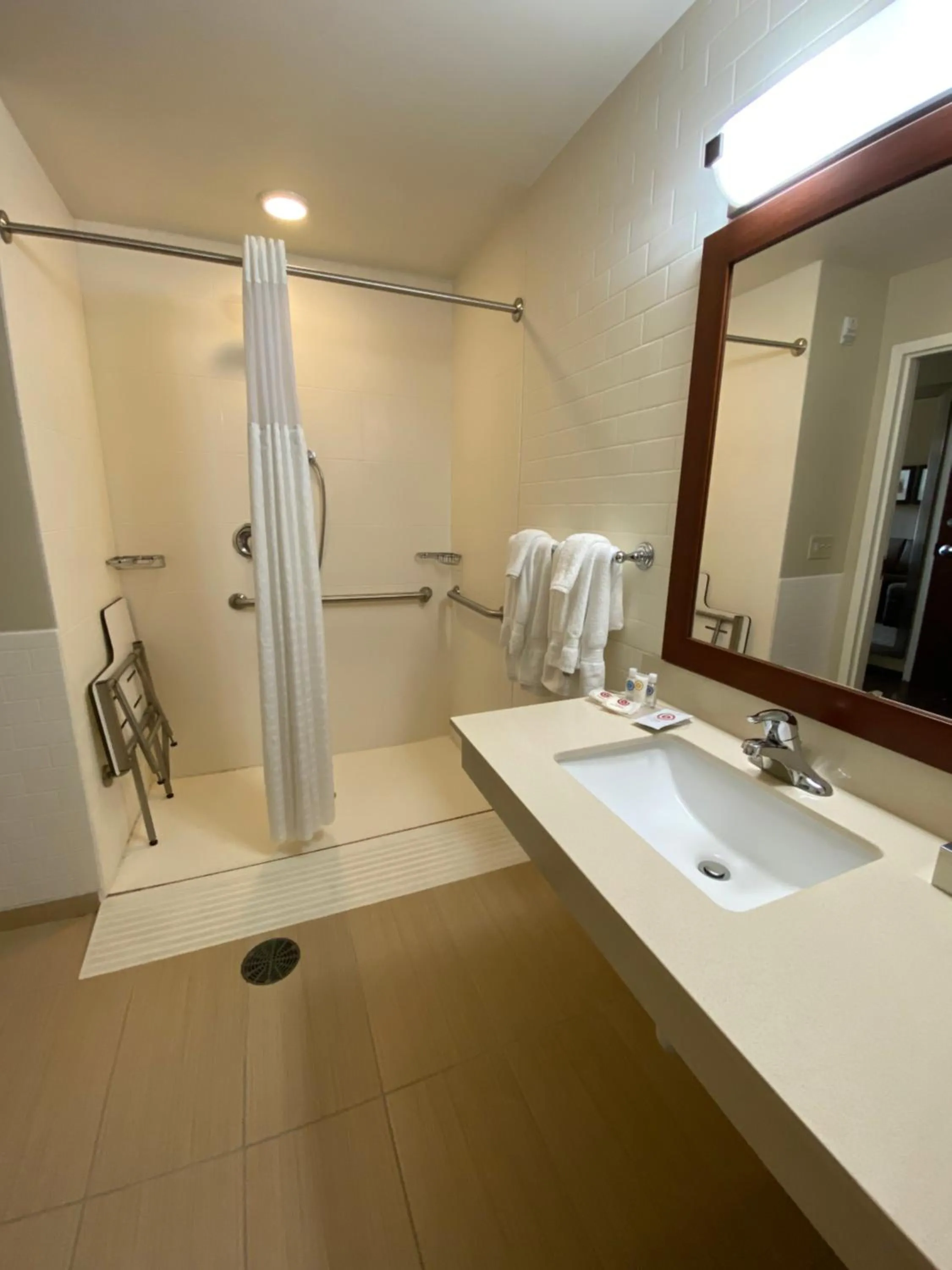 Bathroom in Comfort Suites Manheim - Lancaster