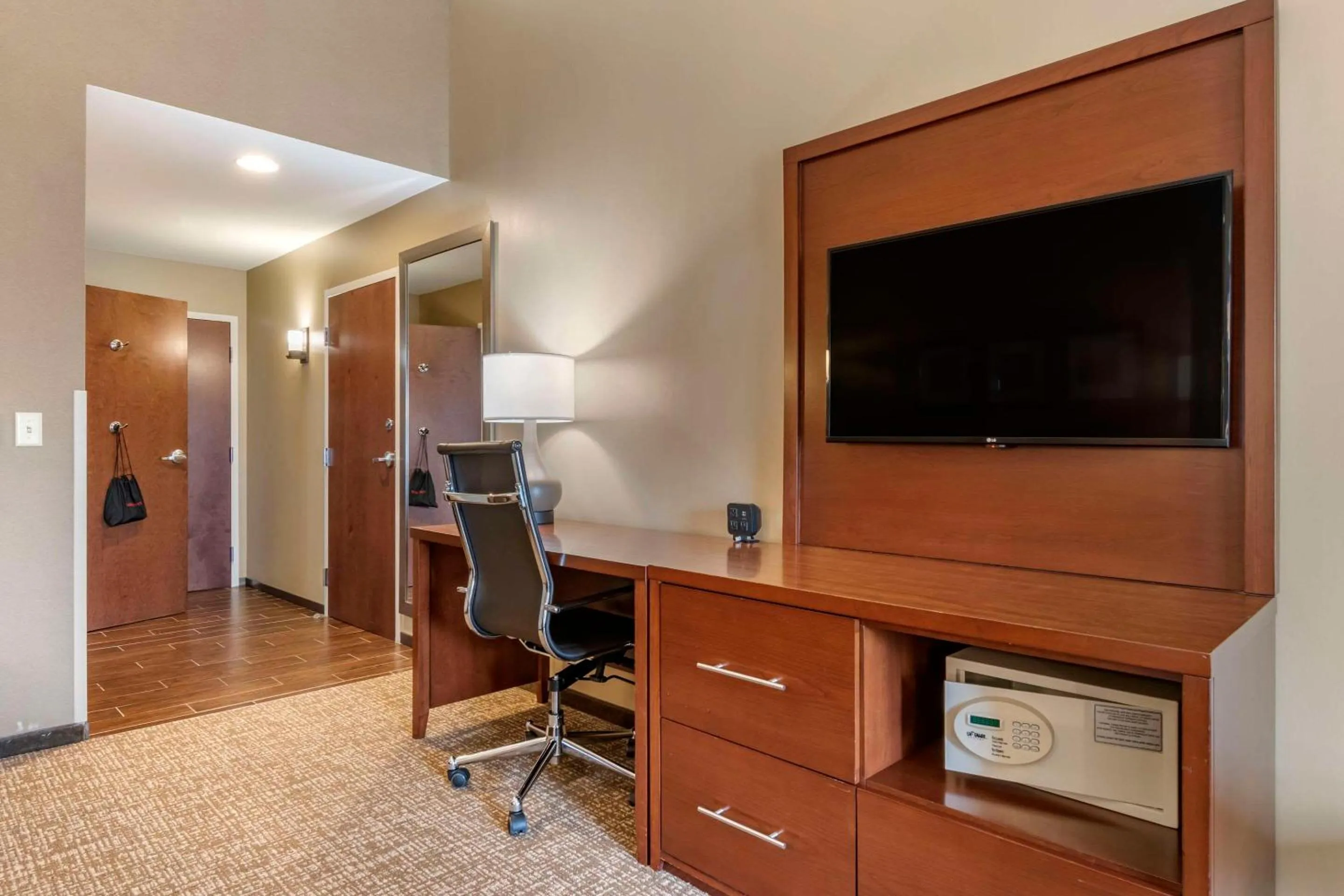Bedroom in Comfort Suites Manheim - Lancaster