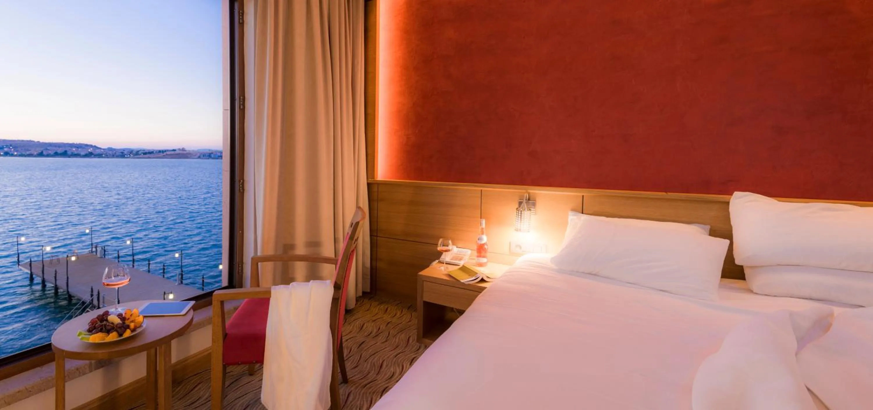 Sunset, Bed in Bacacan Otel