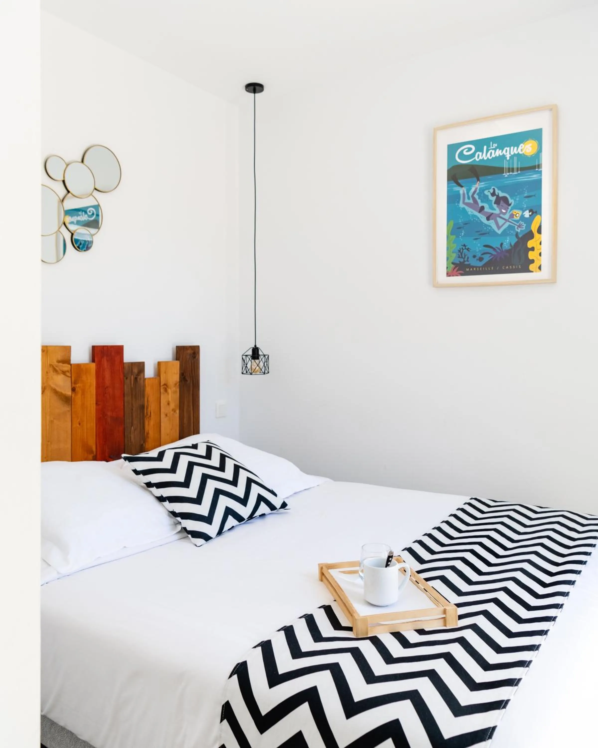 Bedroom, Bed in LES VOLETS ROUGES - Hôtel Cassis - Situé dans le Parc National des Calanques - Parking Gratuit