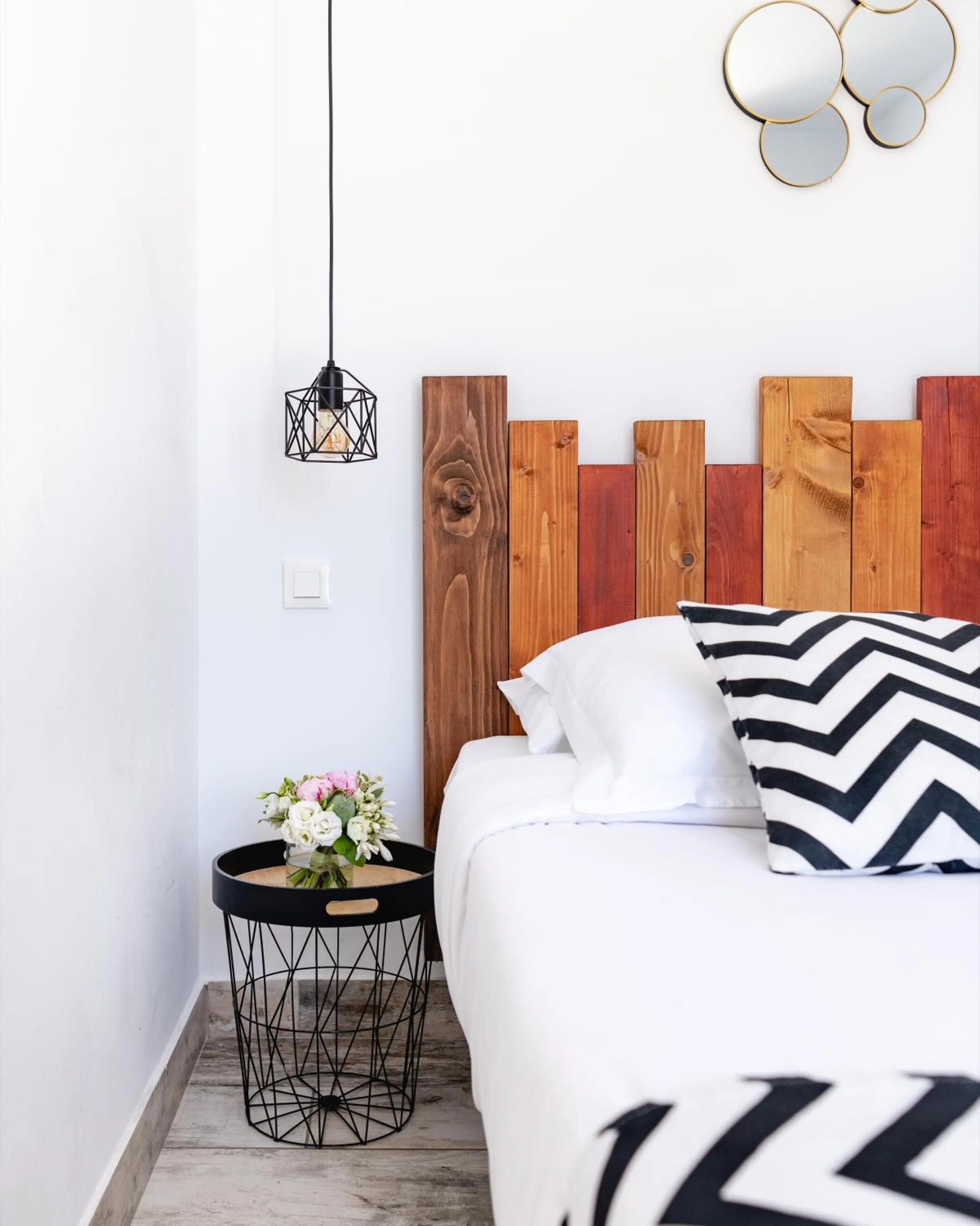 Bedroom, Bed in Les Volets Rouges - Hôtel Cassis - Situé dans le Parc National des Calanques