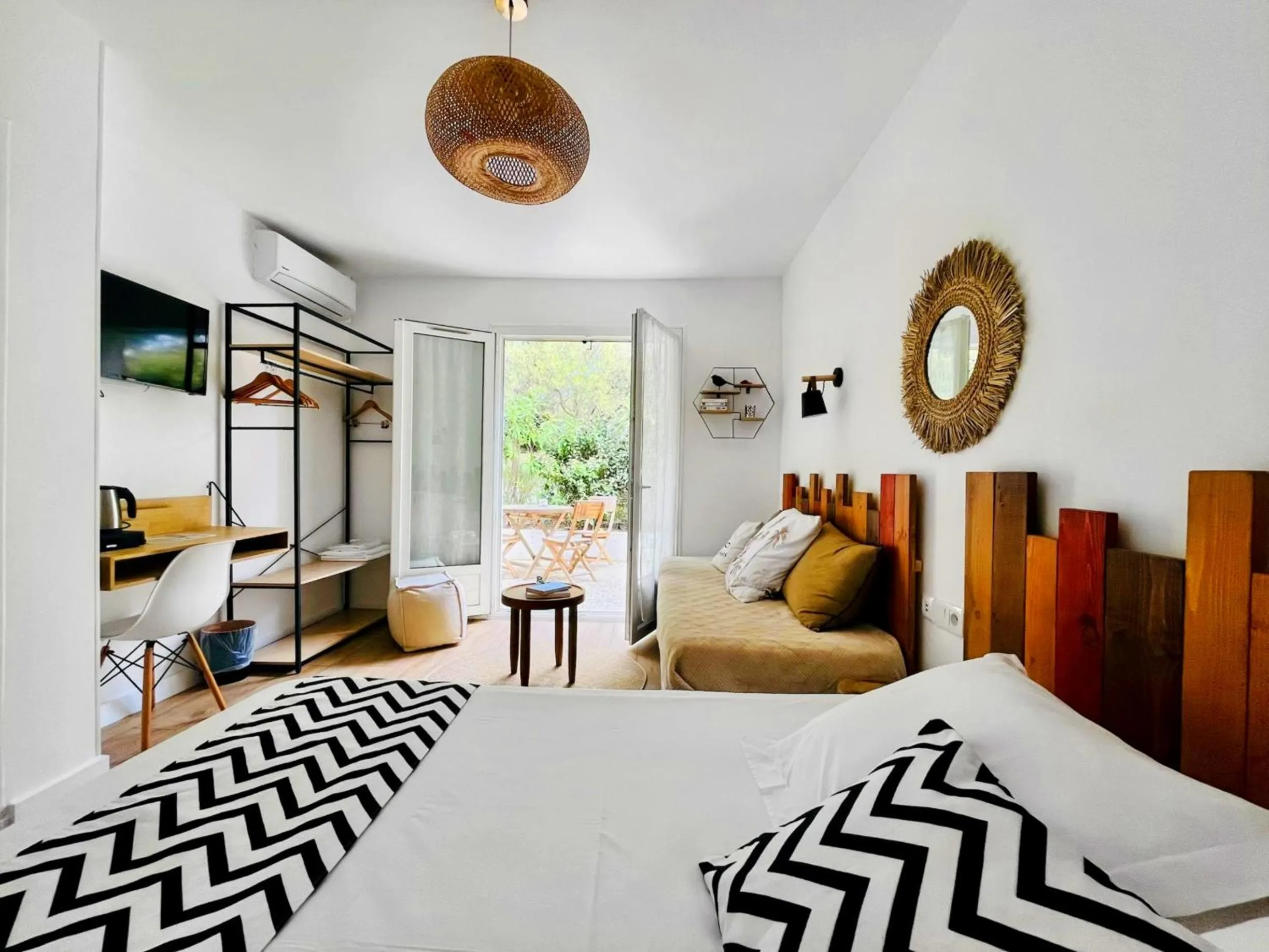 Bedroom, Bed in Les Volets Rouges - Hôtel Cassis - Situé dans le Parc National des Calanques