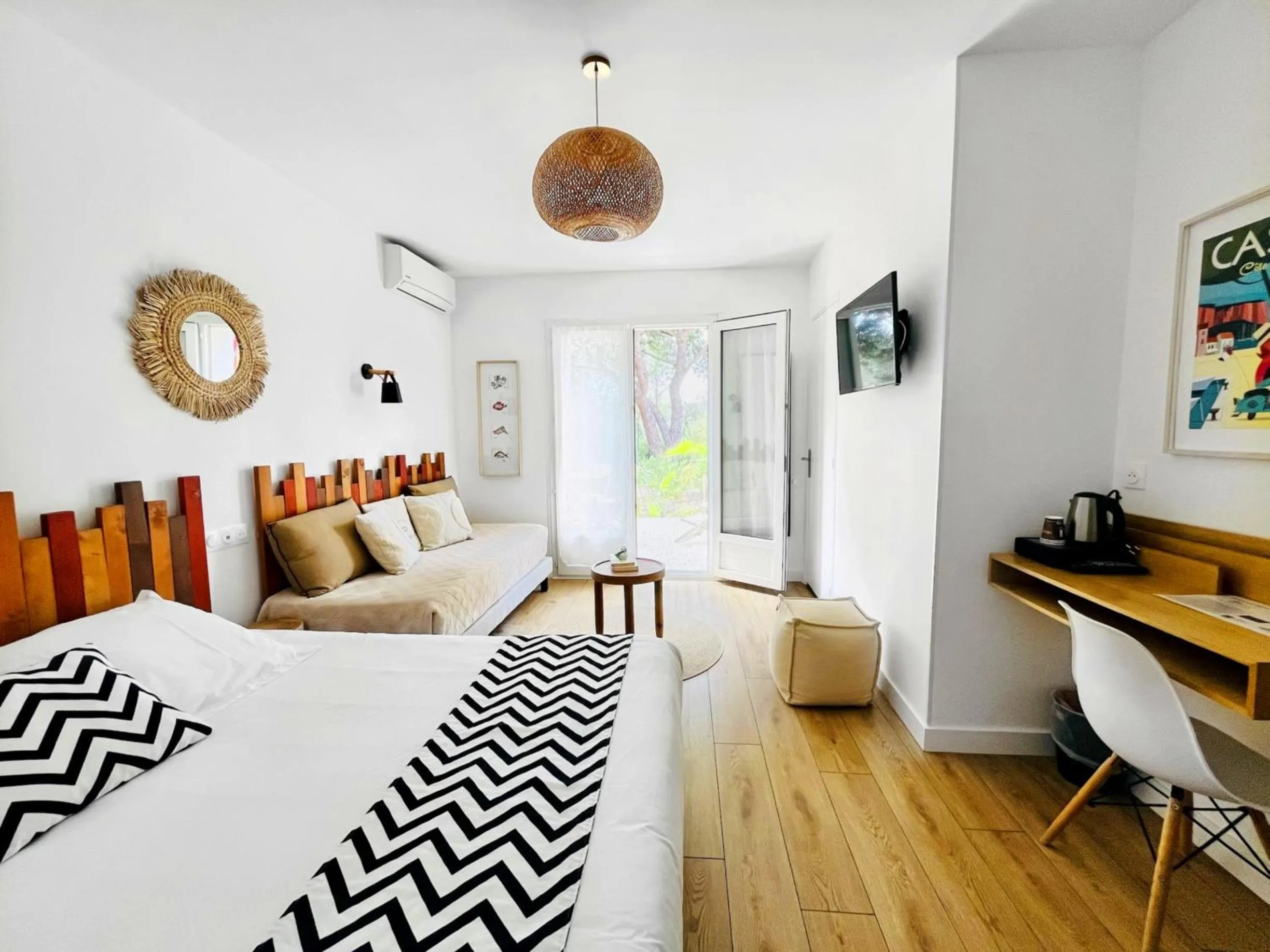 Bedroom, Bed in Les Volets Rouges - Hôtel Cassis - Situé dans le Parc National des Calanques