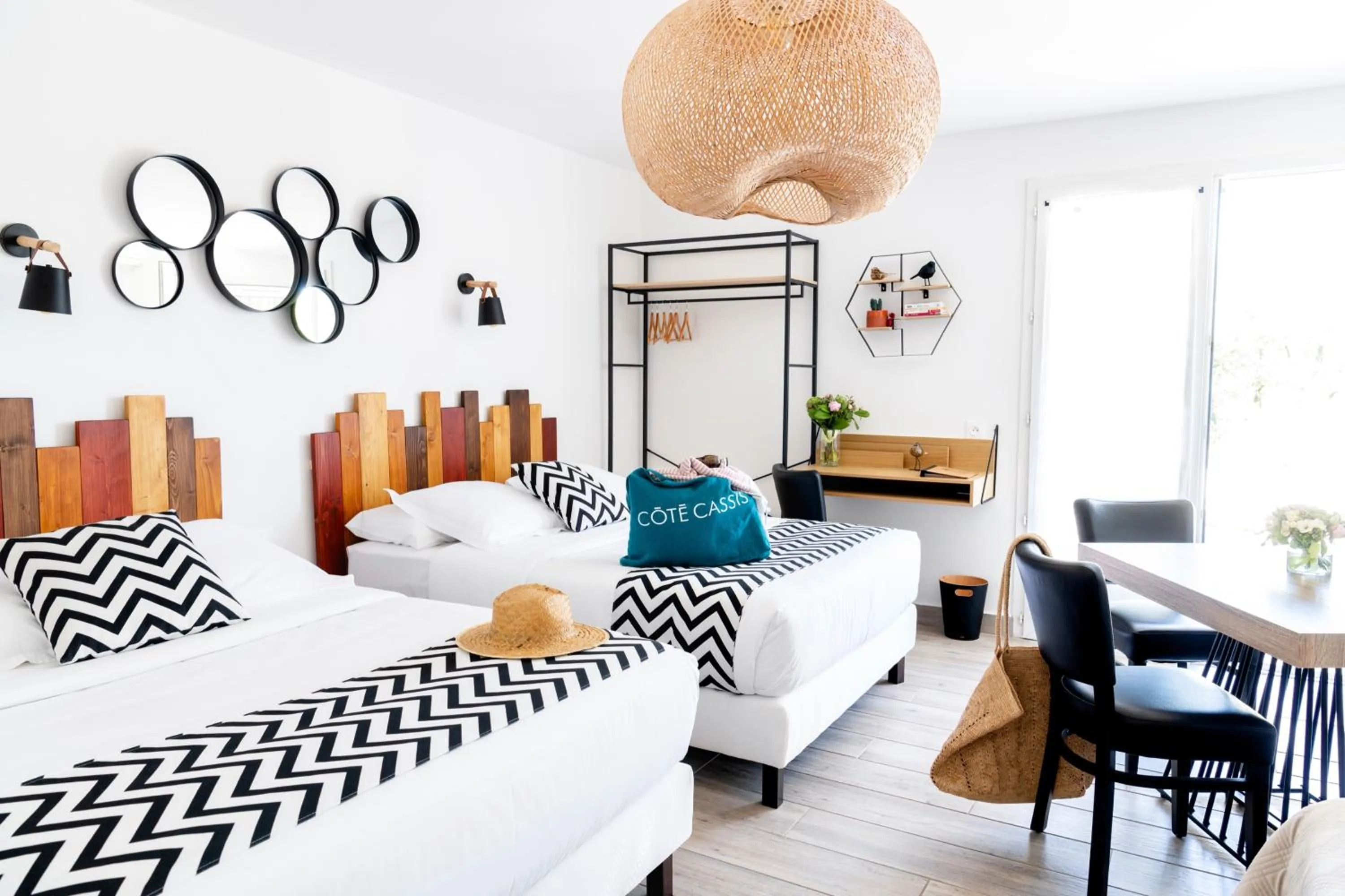 Bedroom, Bed in Les Volets Rouges - Hôtel Cassis - Situé dans le Parc National des Calanques