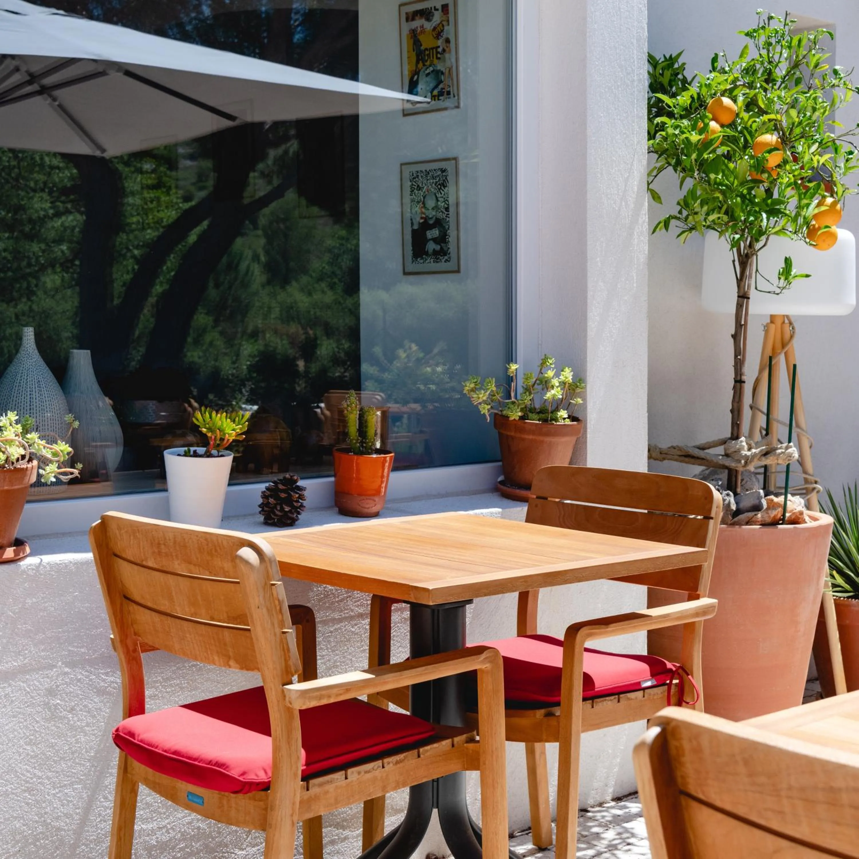 Restaurant/places to eat in Les Volets Rouges - Hôtel Cassis - Situé dans le Parc National des Calanques