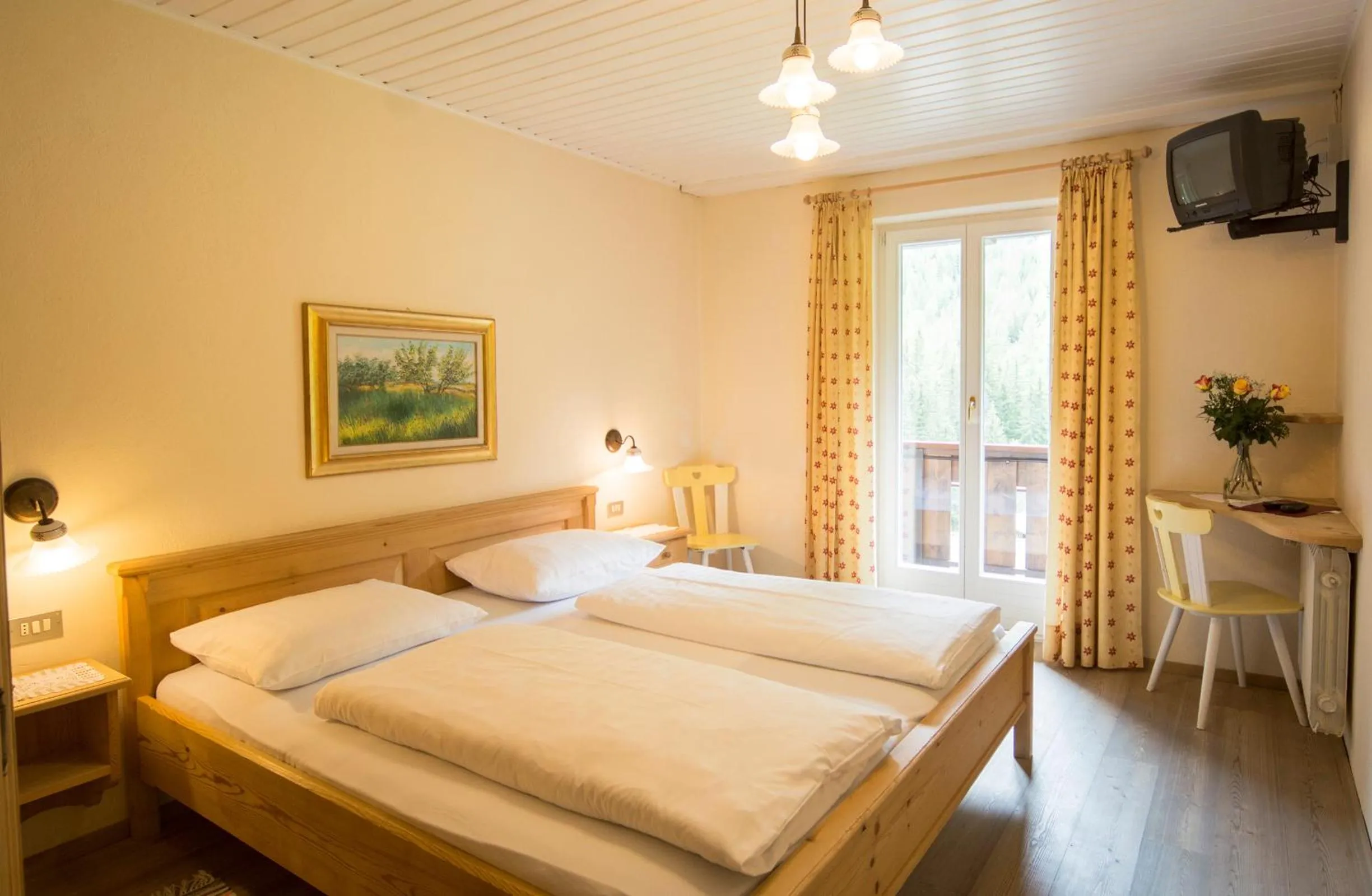 Photo of the whole room, Bed in Berghotel Kason