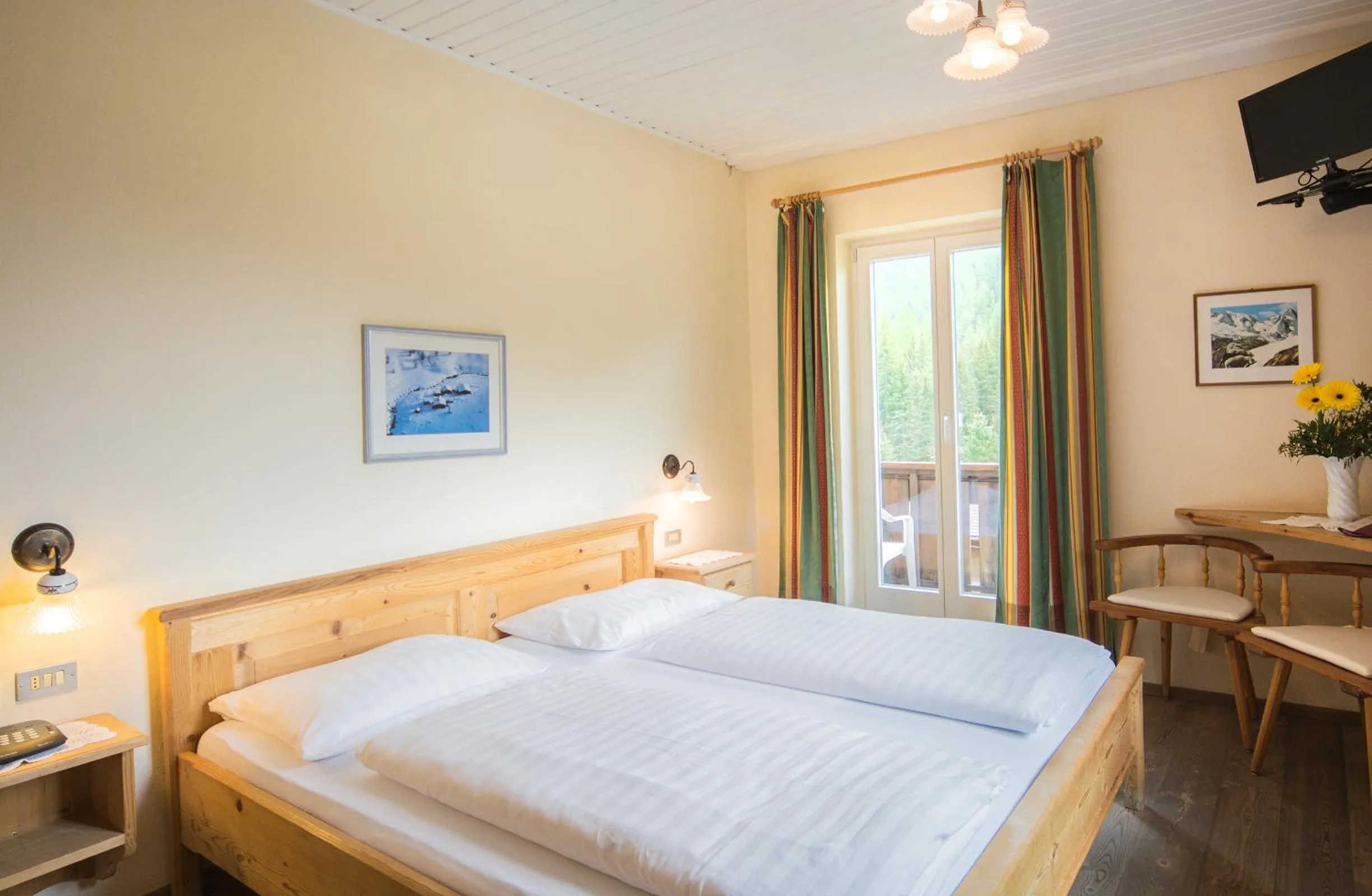 Photo of the whole room, Bed in Berghotel Kason