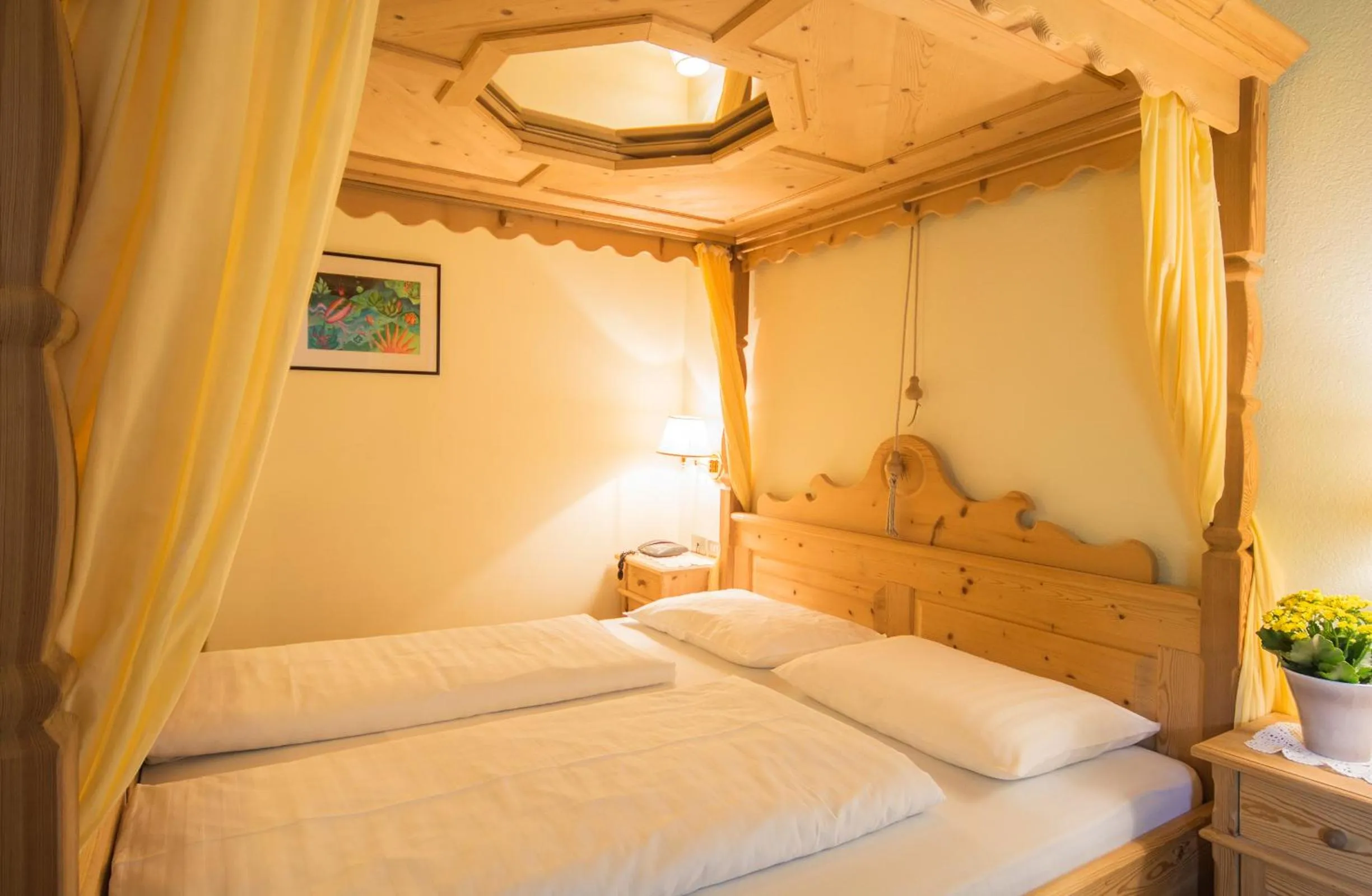 Photo of the whole room, Bed in Berghotel Kason