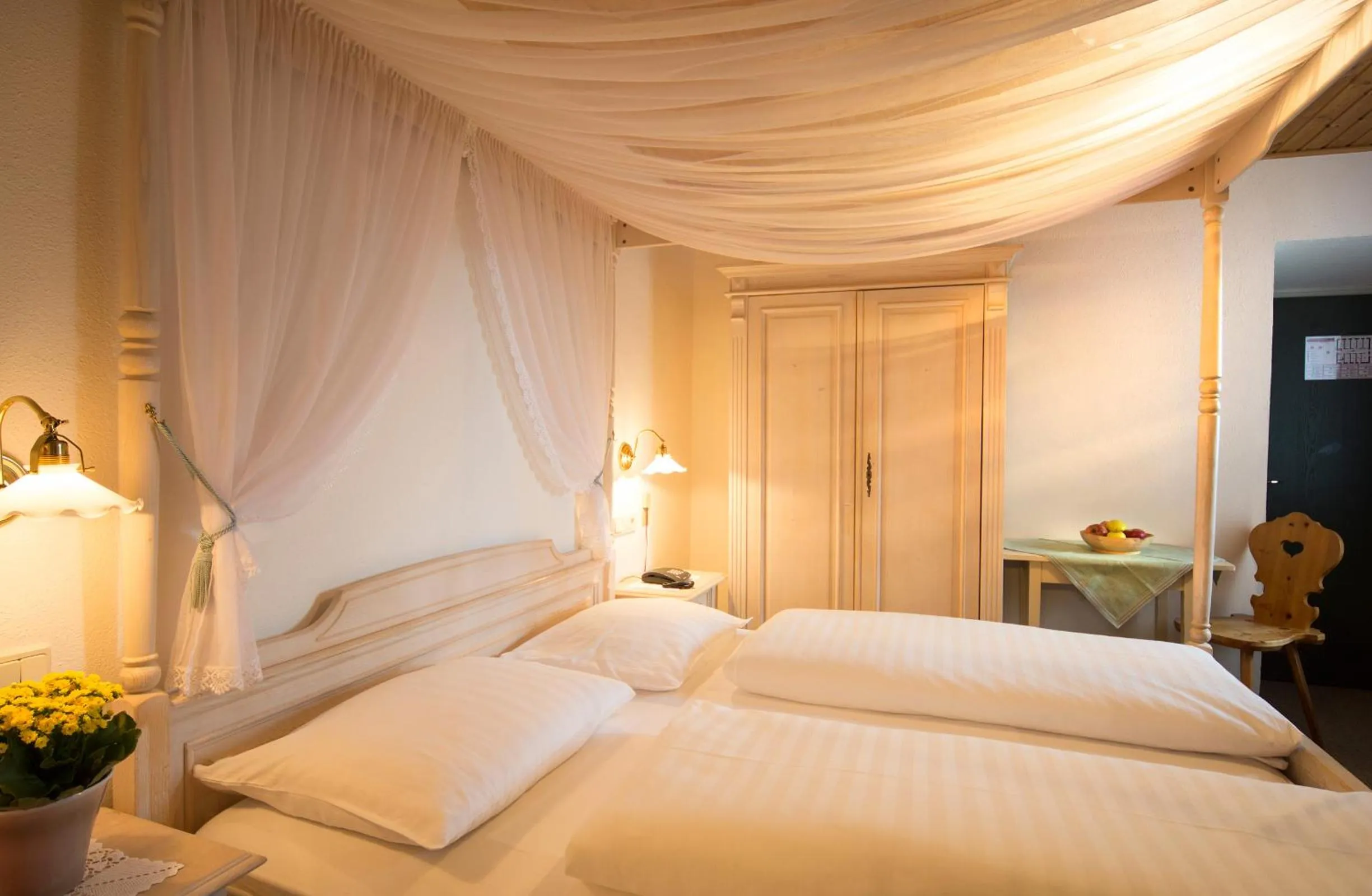 Photo of the whole room, Bed in Berghotel Kason