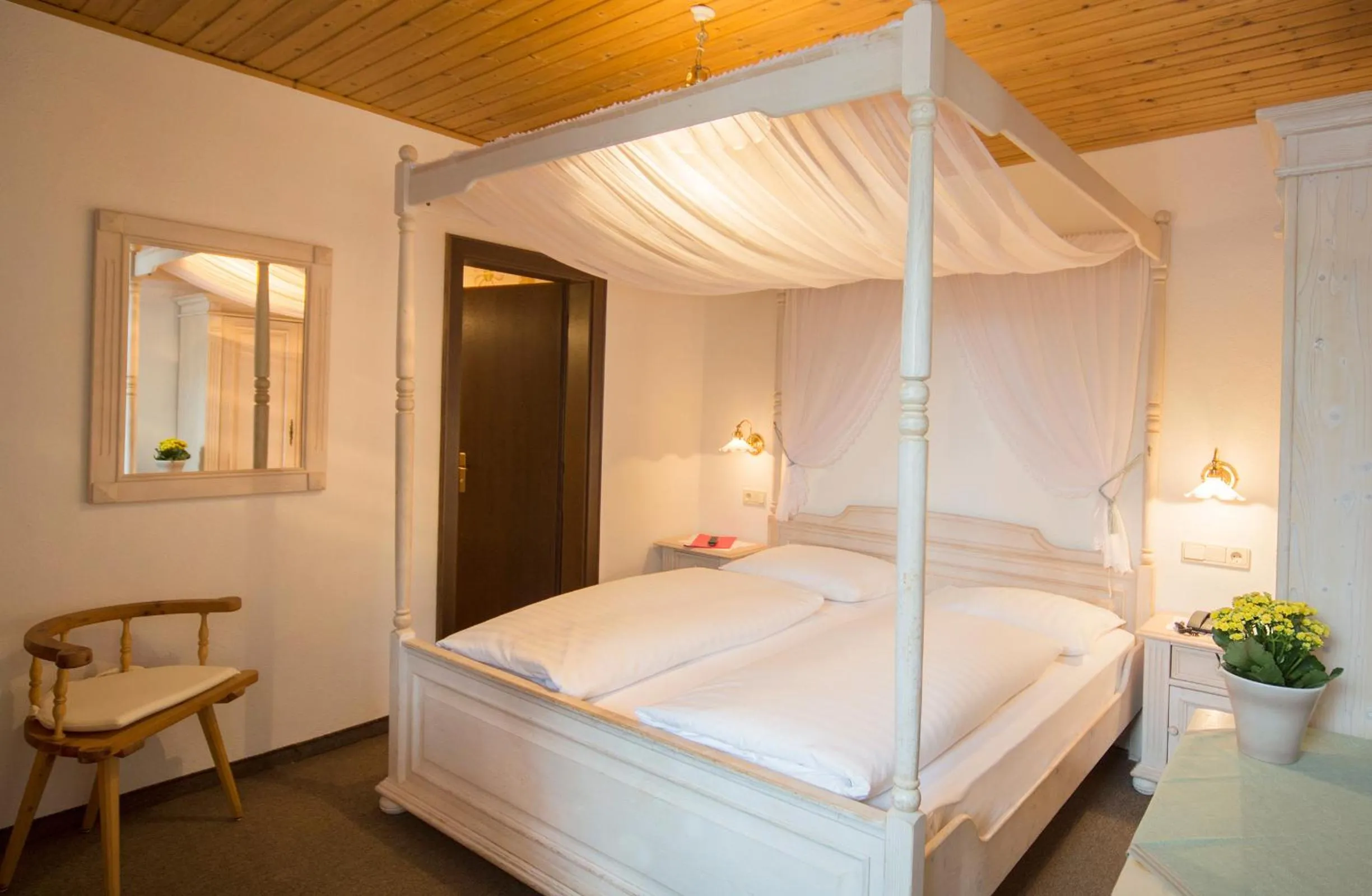 Photo of the whole room, Bed in Berghotel Kason