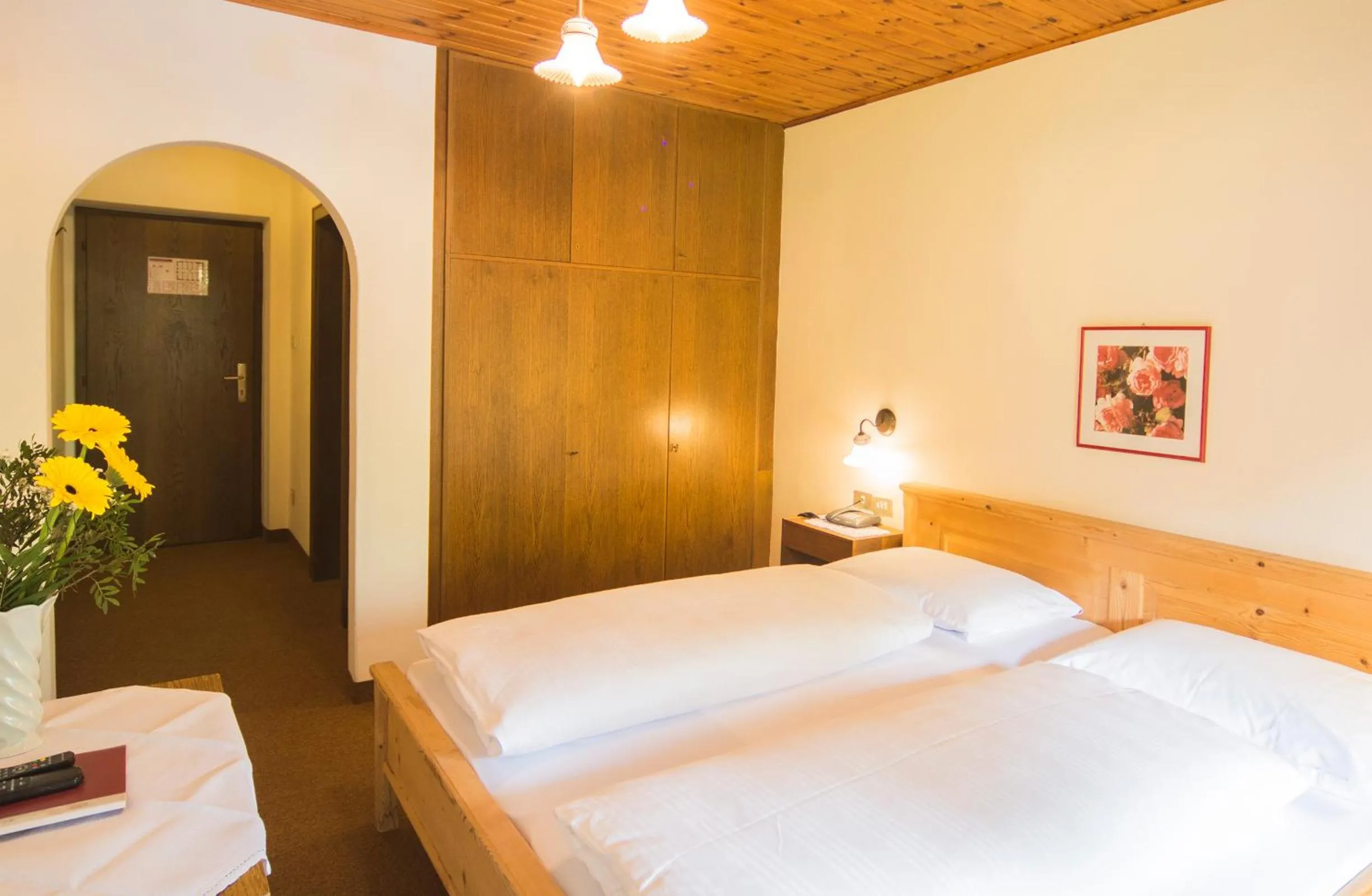 Photo of the whole room, Bed in Berghotel Kason