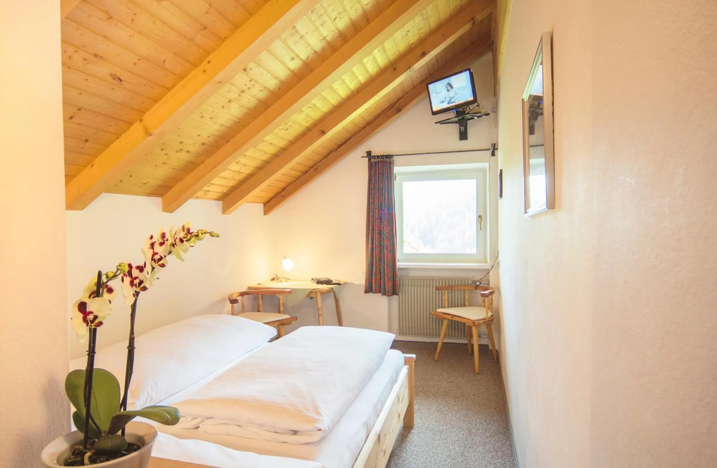 Photo of the whole room, Bed in Berghotel Kason