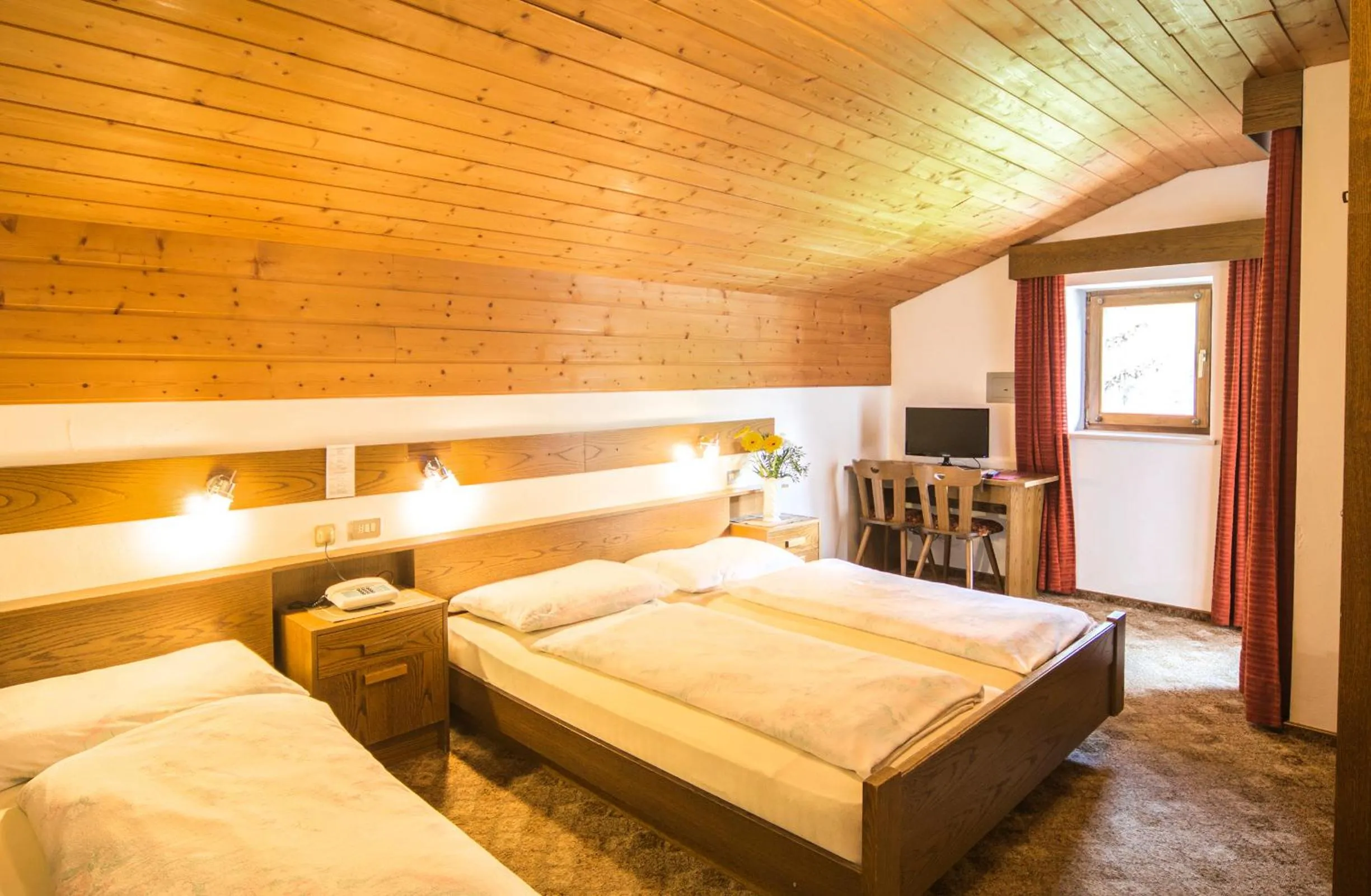 Photo of the whole room, Bed in Berghotel Kason