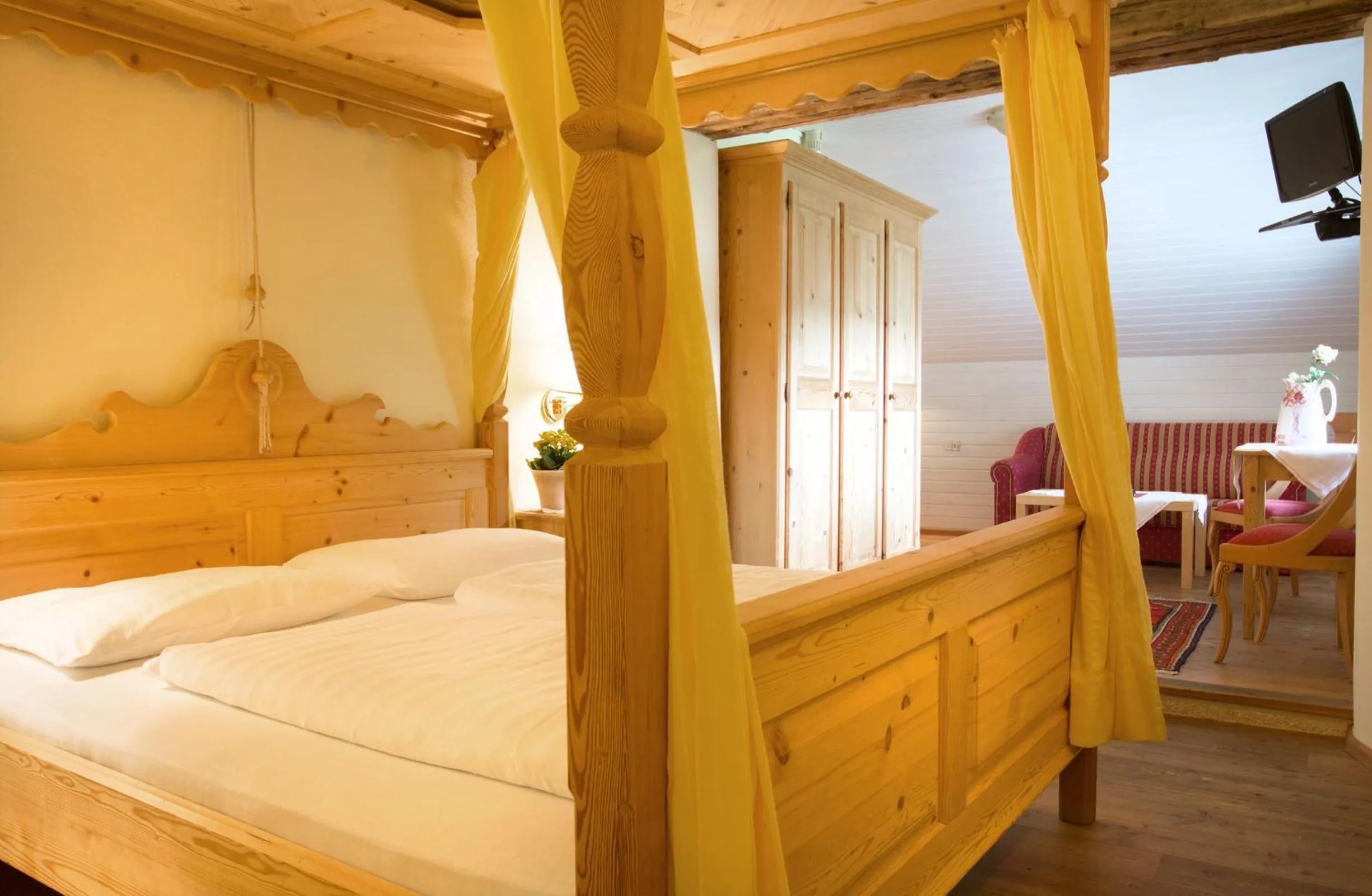 Photo of the whole room, Bed in Berghotel Kason