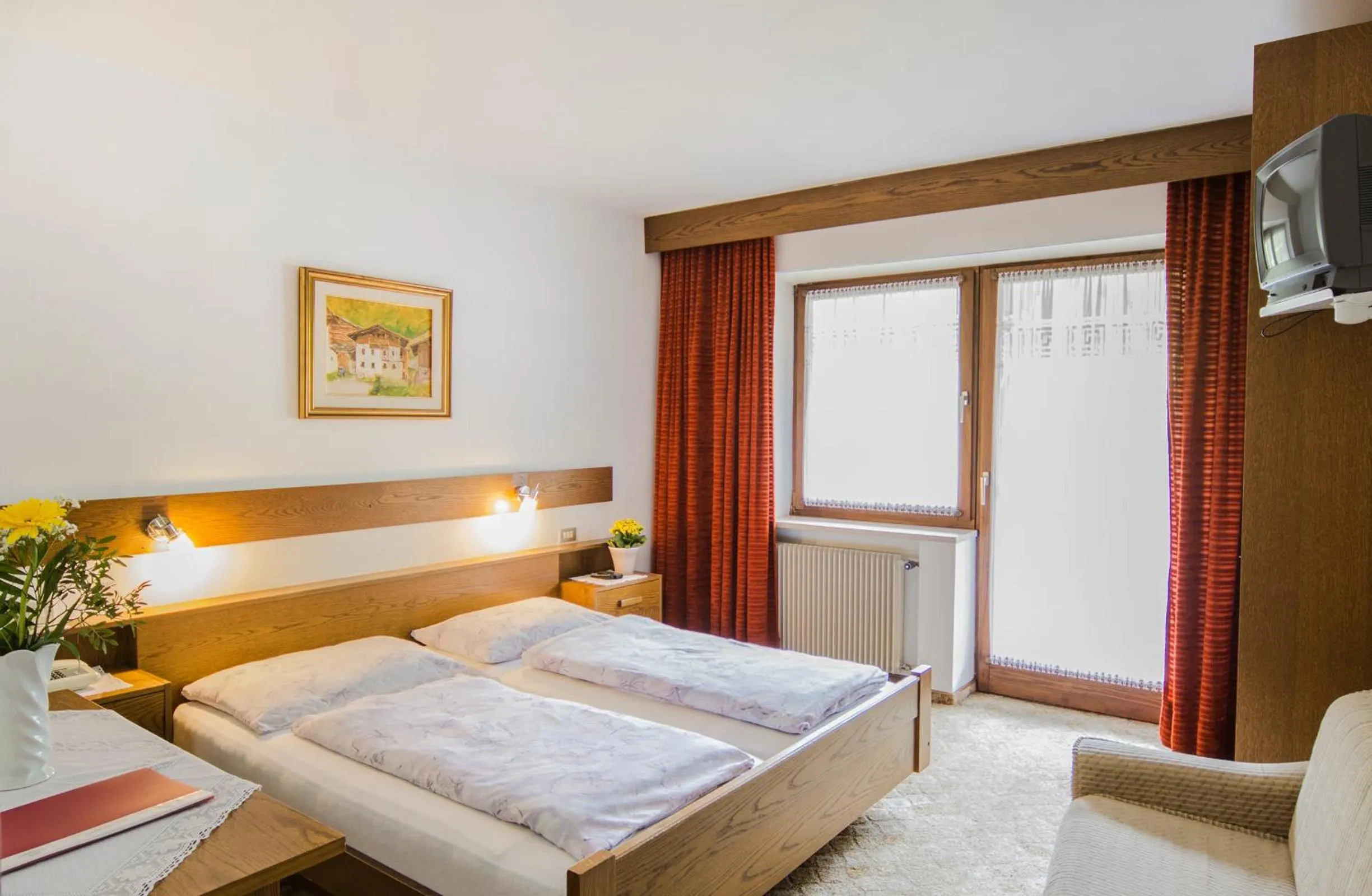 Photo of the whole room, Bed in Berghotel Kason