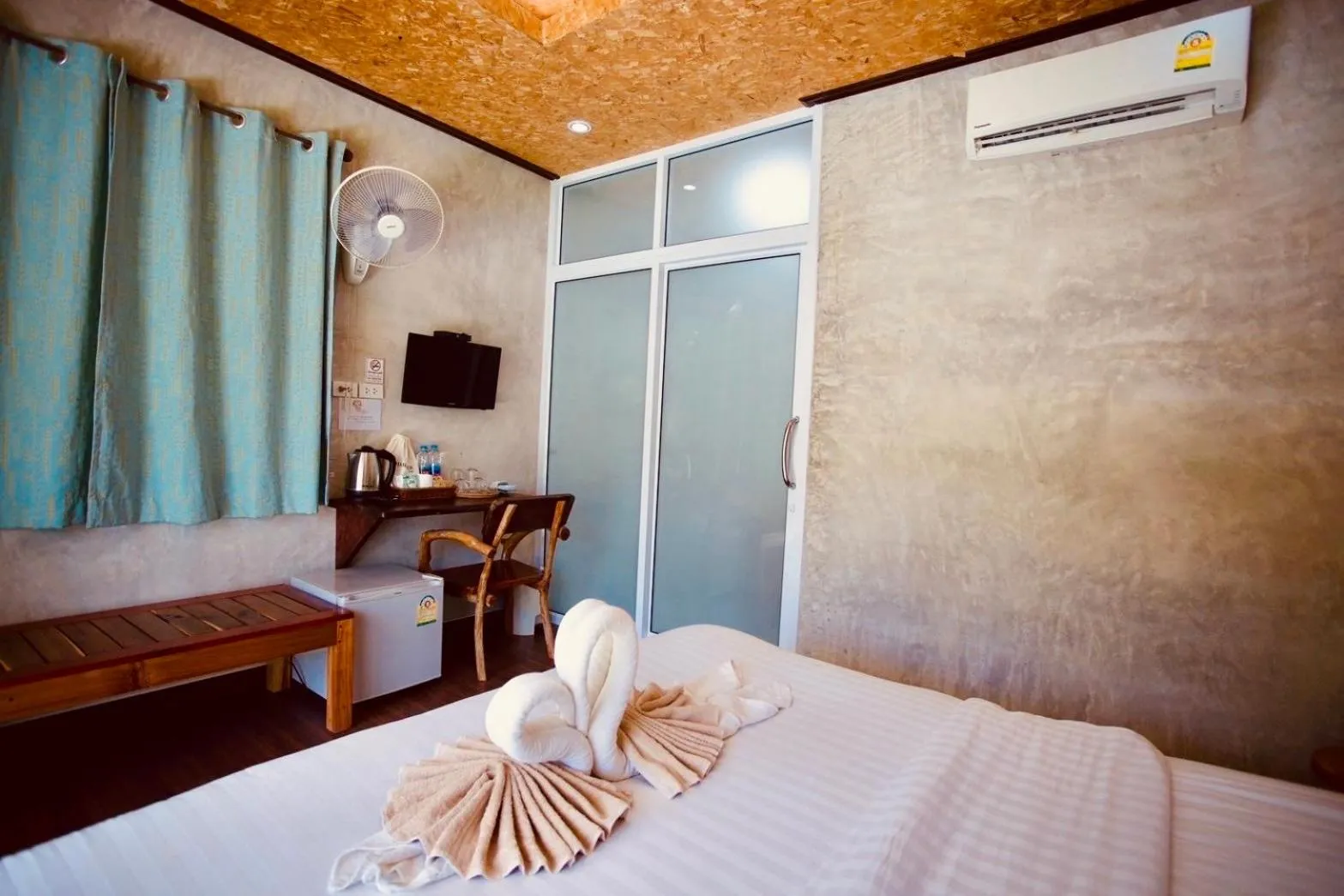 Bed in Suan Maprao Ko Kut Resort