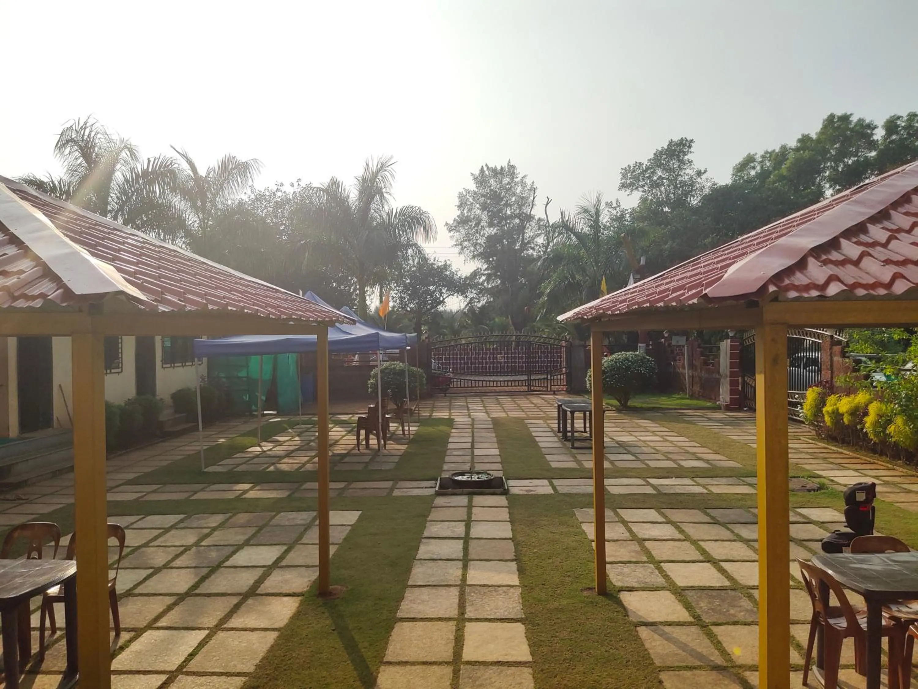 Restaurant/places to eat in Whistling Waves Beach Resort