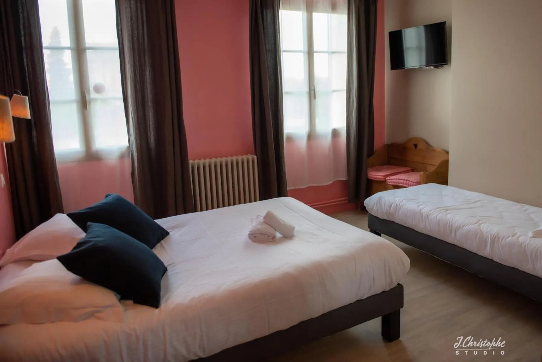 Bed in Logis - Hotel & Restaurant La Corne d 'Abondance