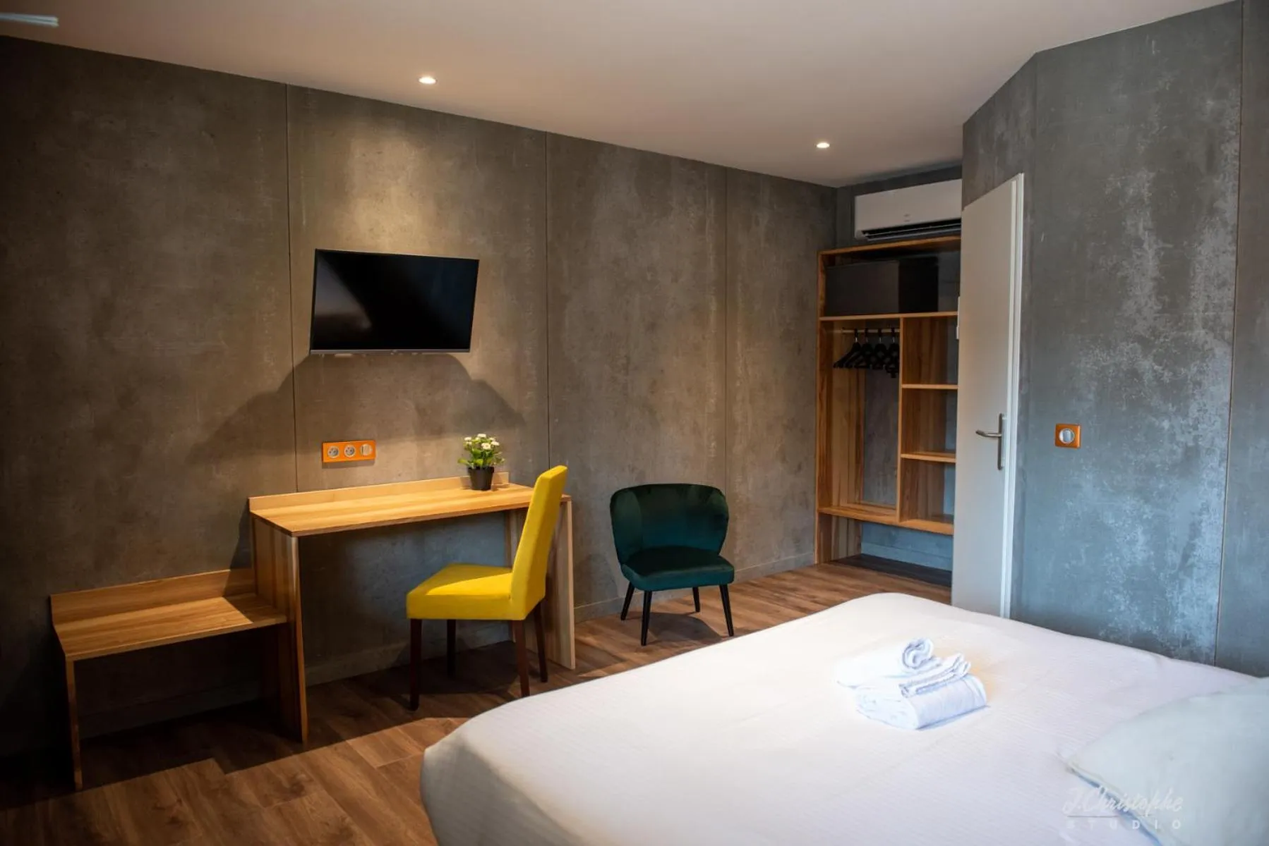 Photo of the whole room, Bed in Logis - Hotel & Restaurant La Corne d 'Abondance