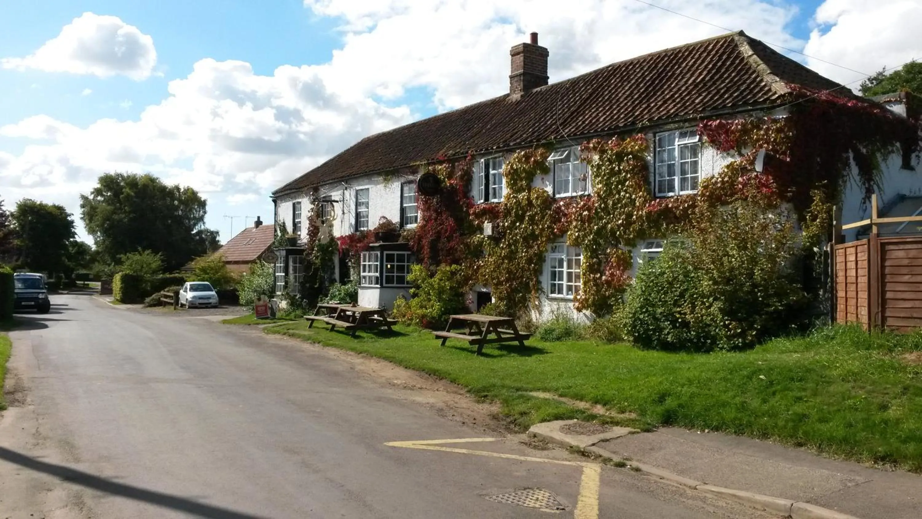 Facade/entrance in The White Hart Inn