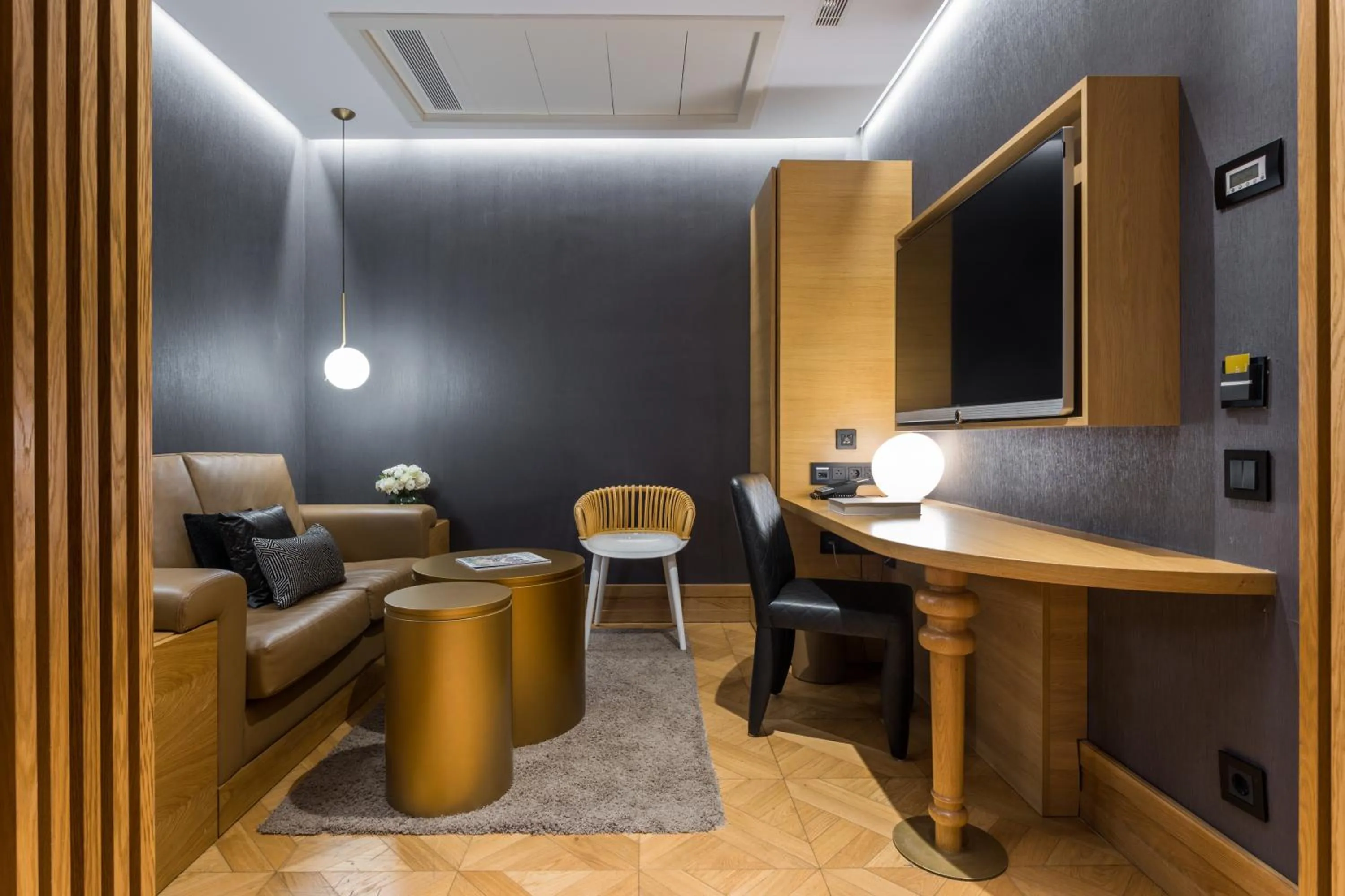 Living room in Monument Hotel