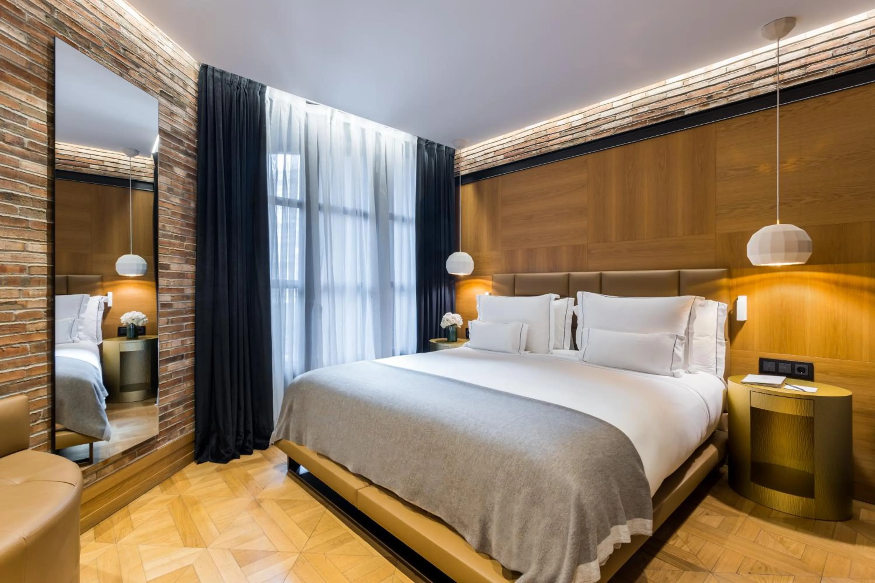 Photo of the whole room, Bed in Monument Hotel