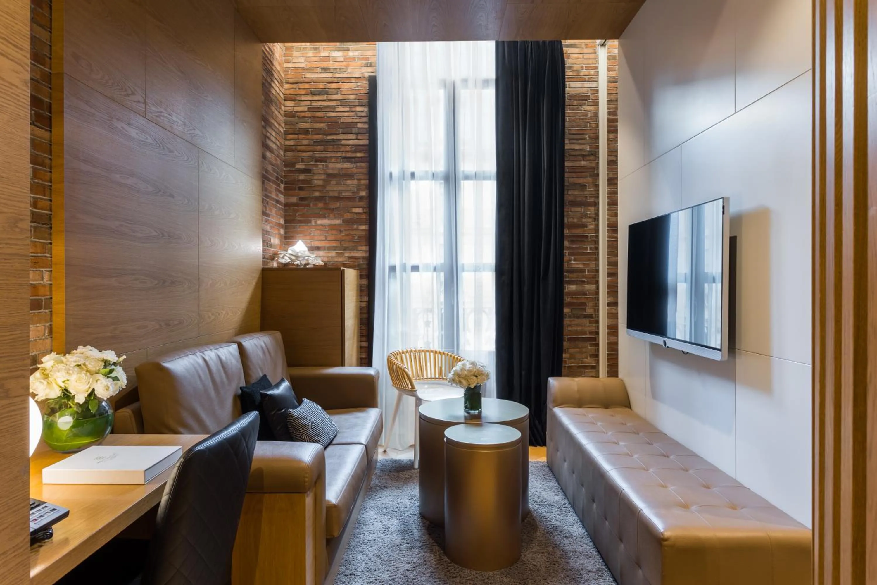 Living room in Monument Hotel