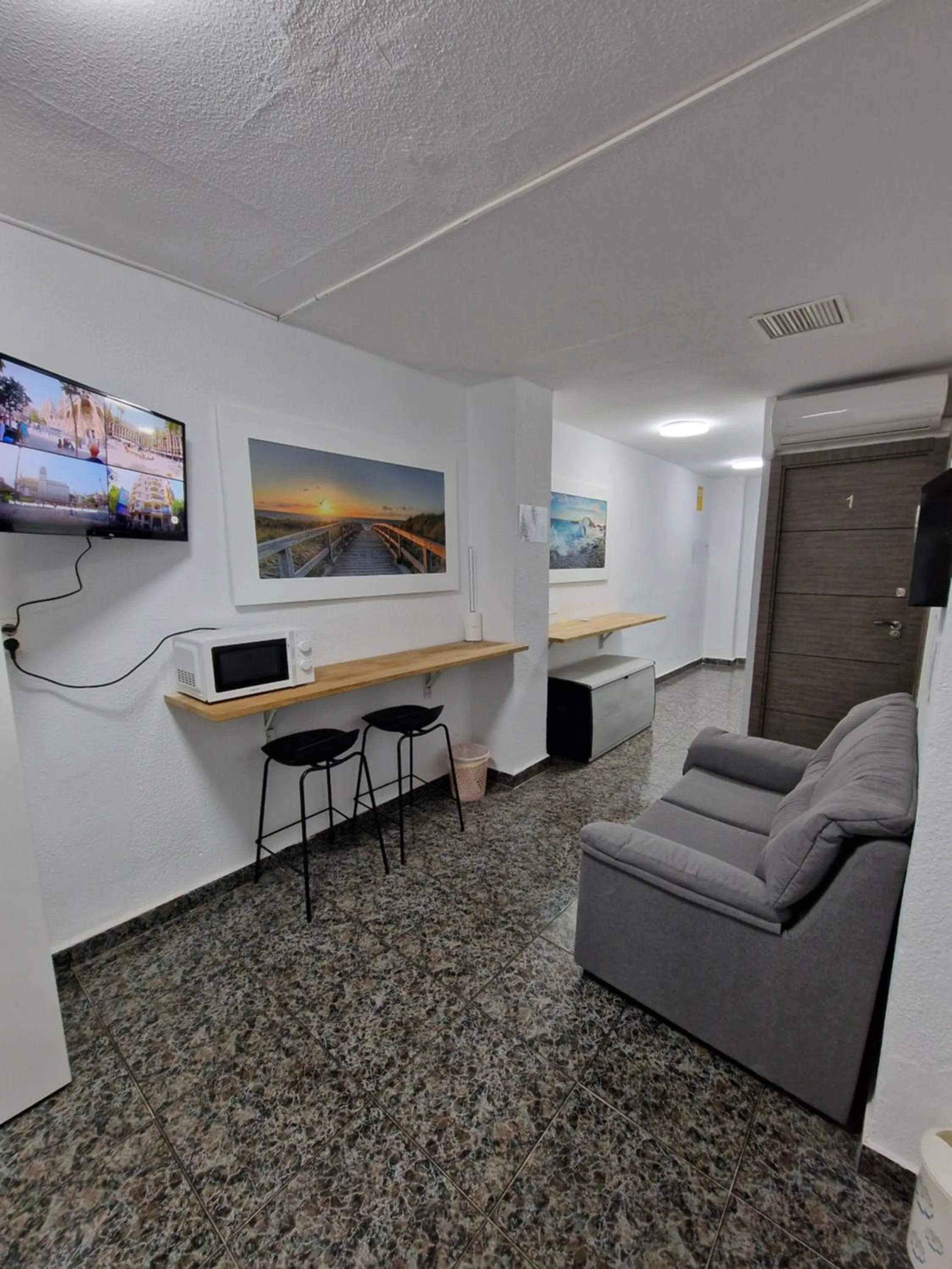 Communal lounge/ TV room in Old Center Inn Alicante