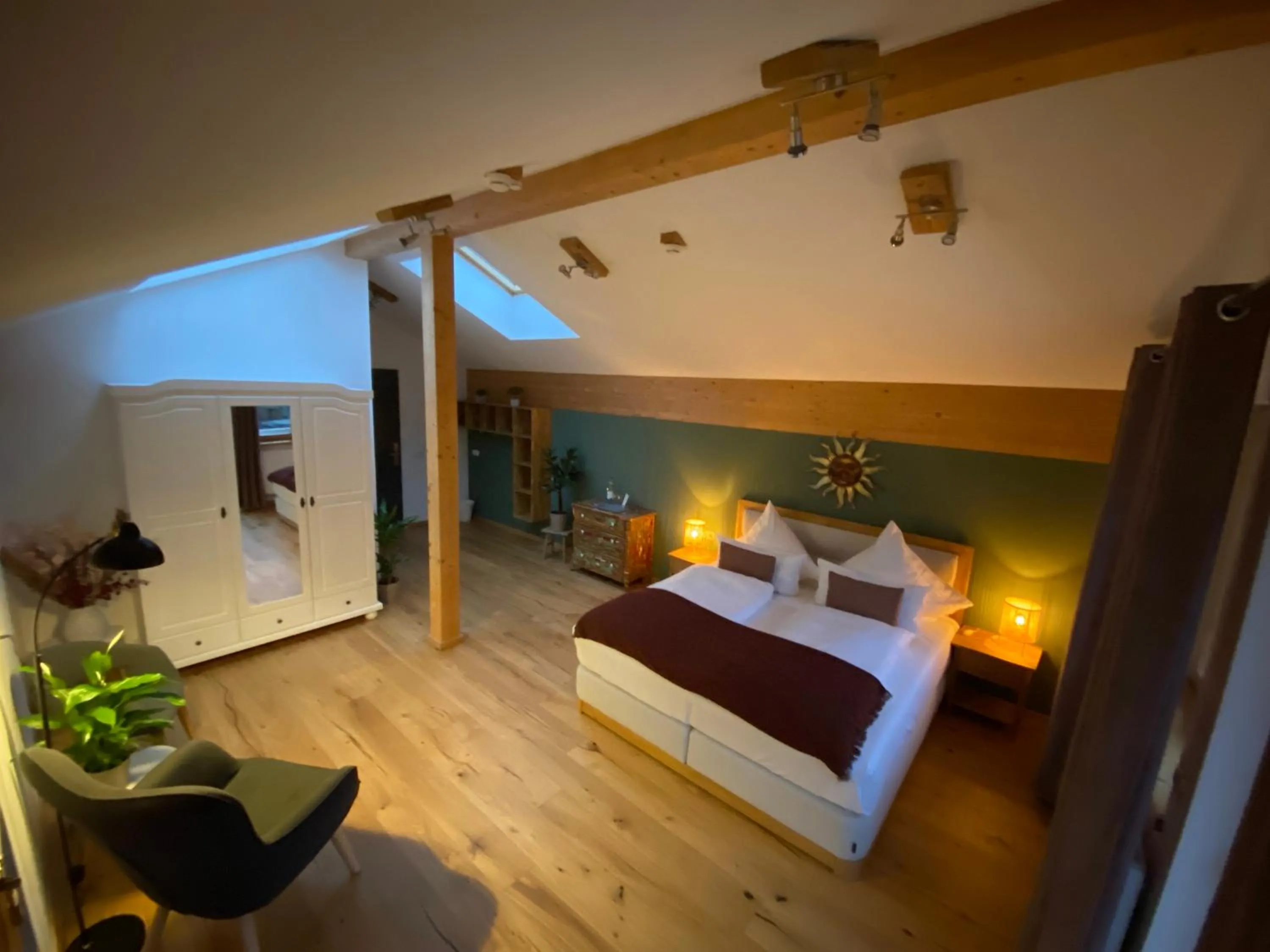 Photo of the whole room, Bed in Bergsteiger-Hotel "Grüner Hut"