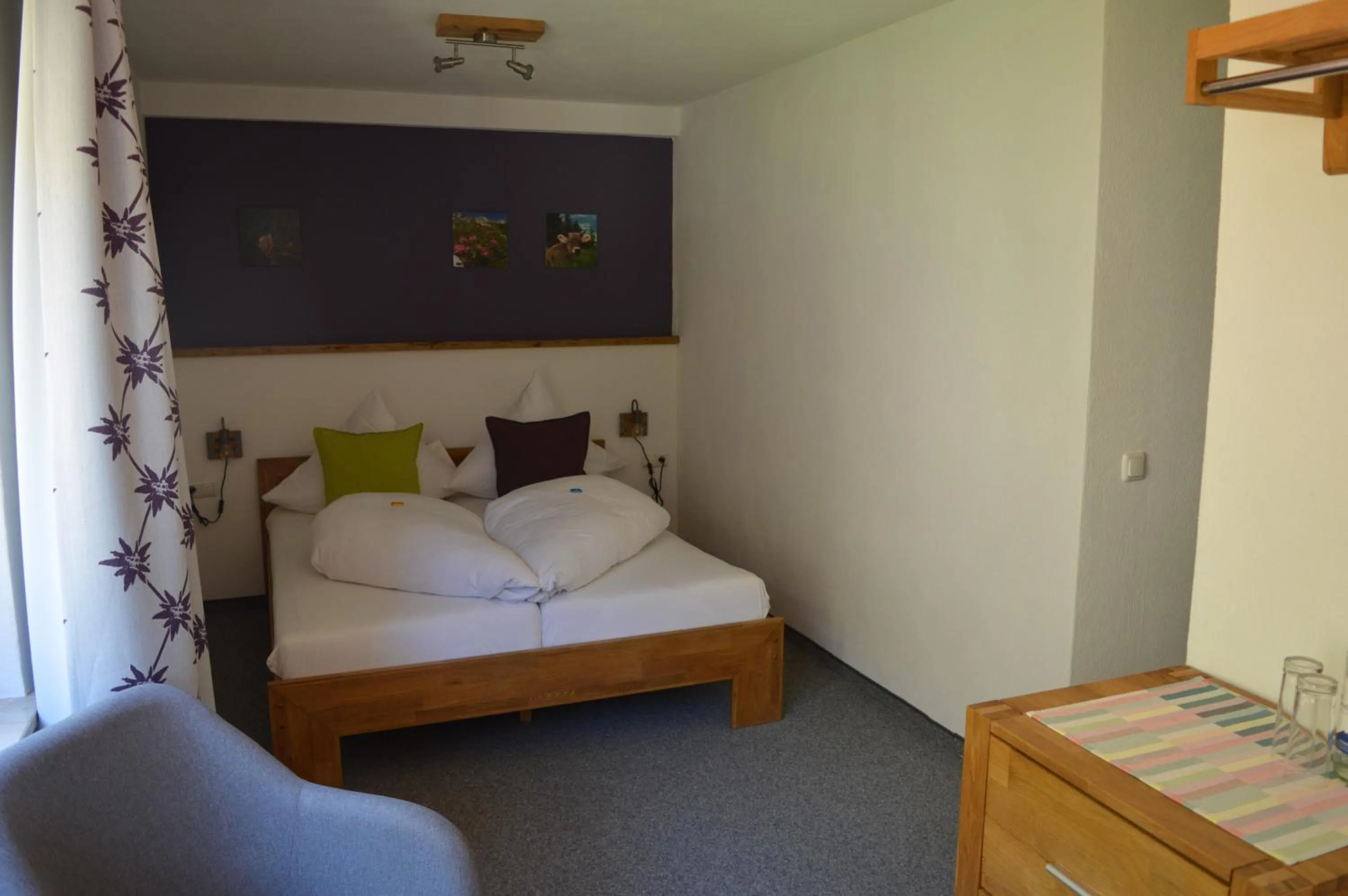 Bed in Bergsteiger-Hotel "Grüner Hut"