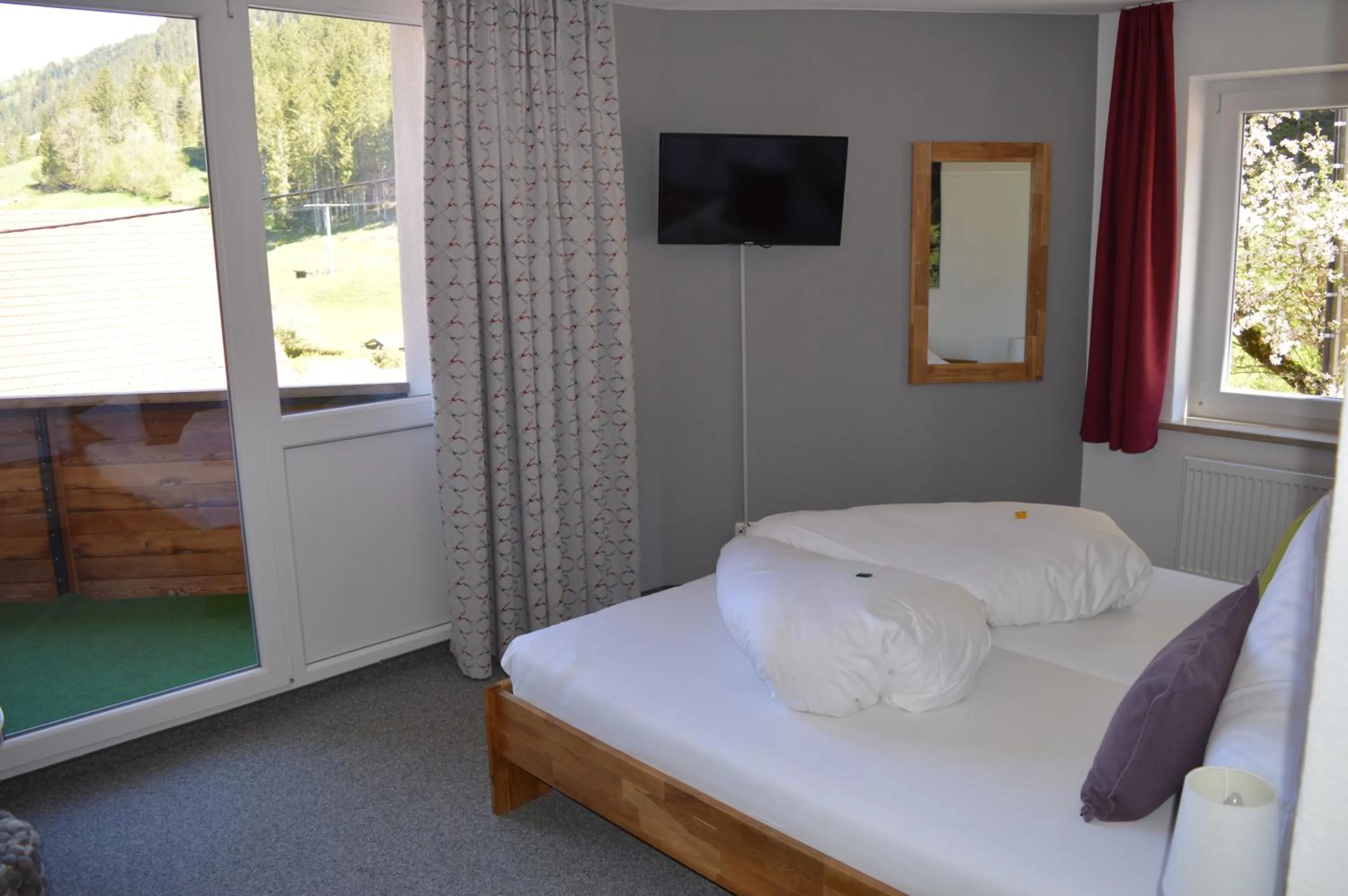 Photo of the whole room, Bed in Bergsteiger-Hotel "Grüner Hut"
