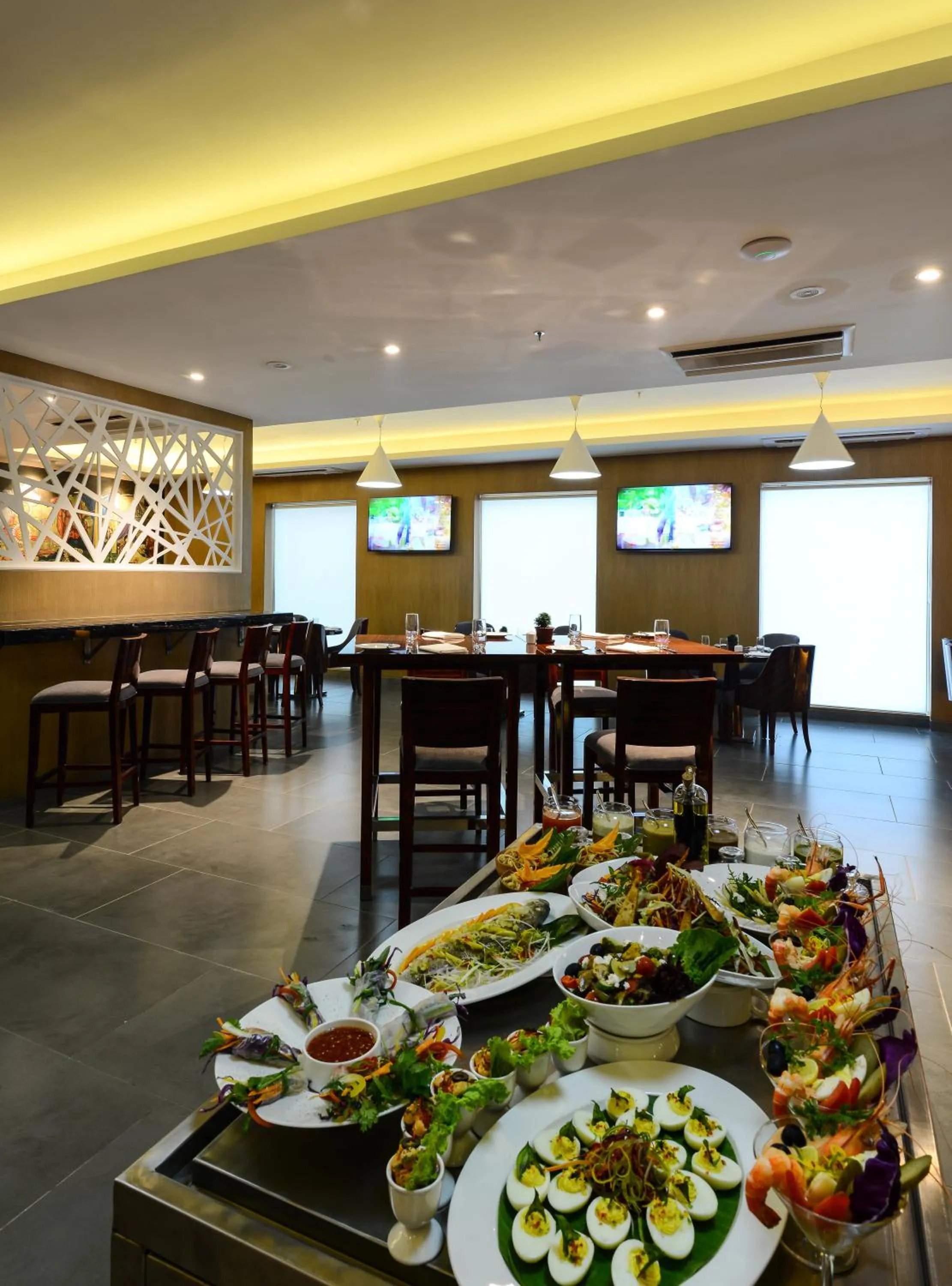 Restaurant/places to eat in Howard Johnson by Wyndham, Kolkata Airport