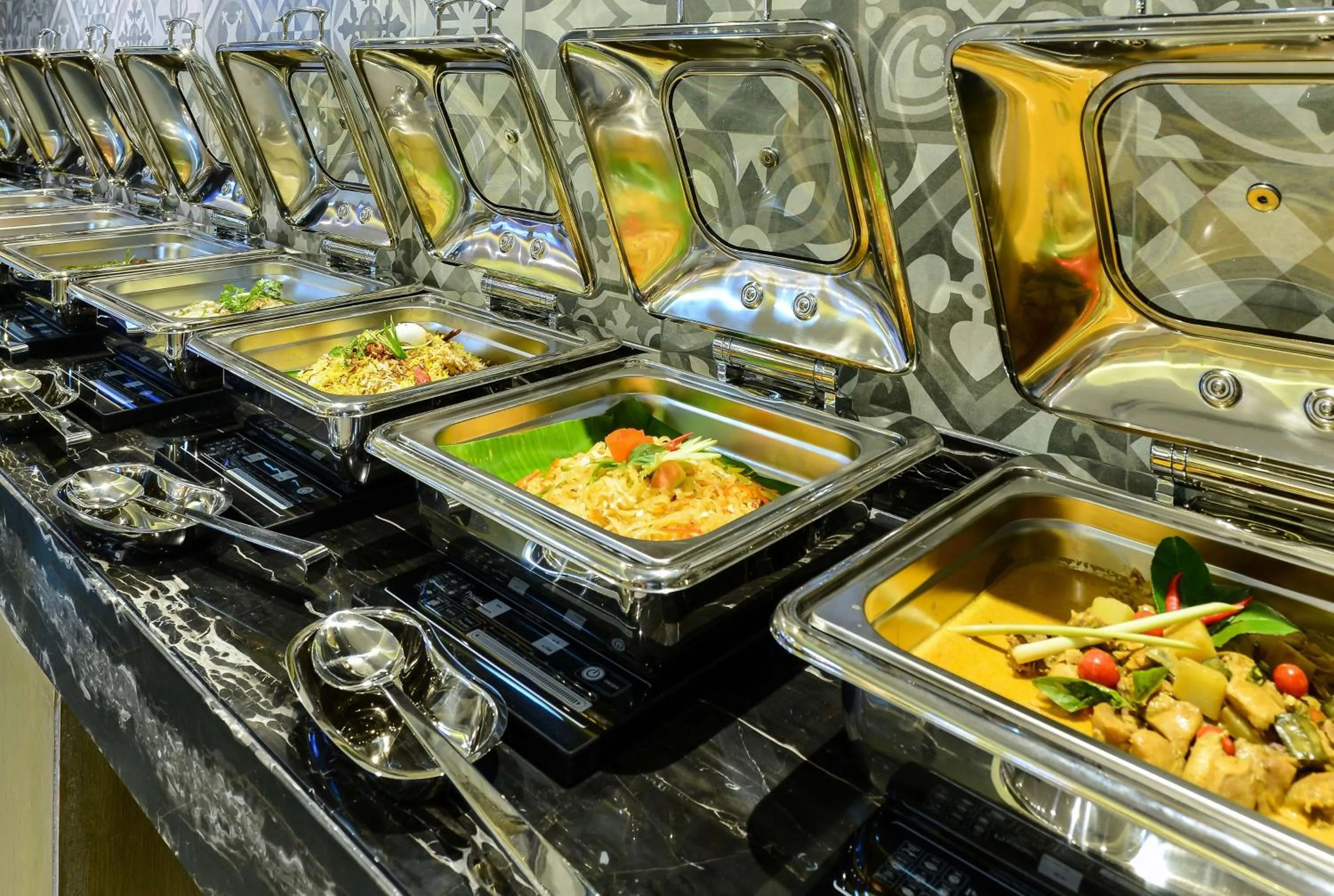 Restaurant/places to eat in Howard Johnson by Wyndham, Kolkata Airport