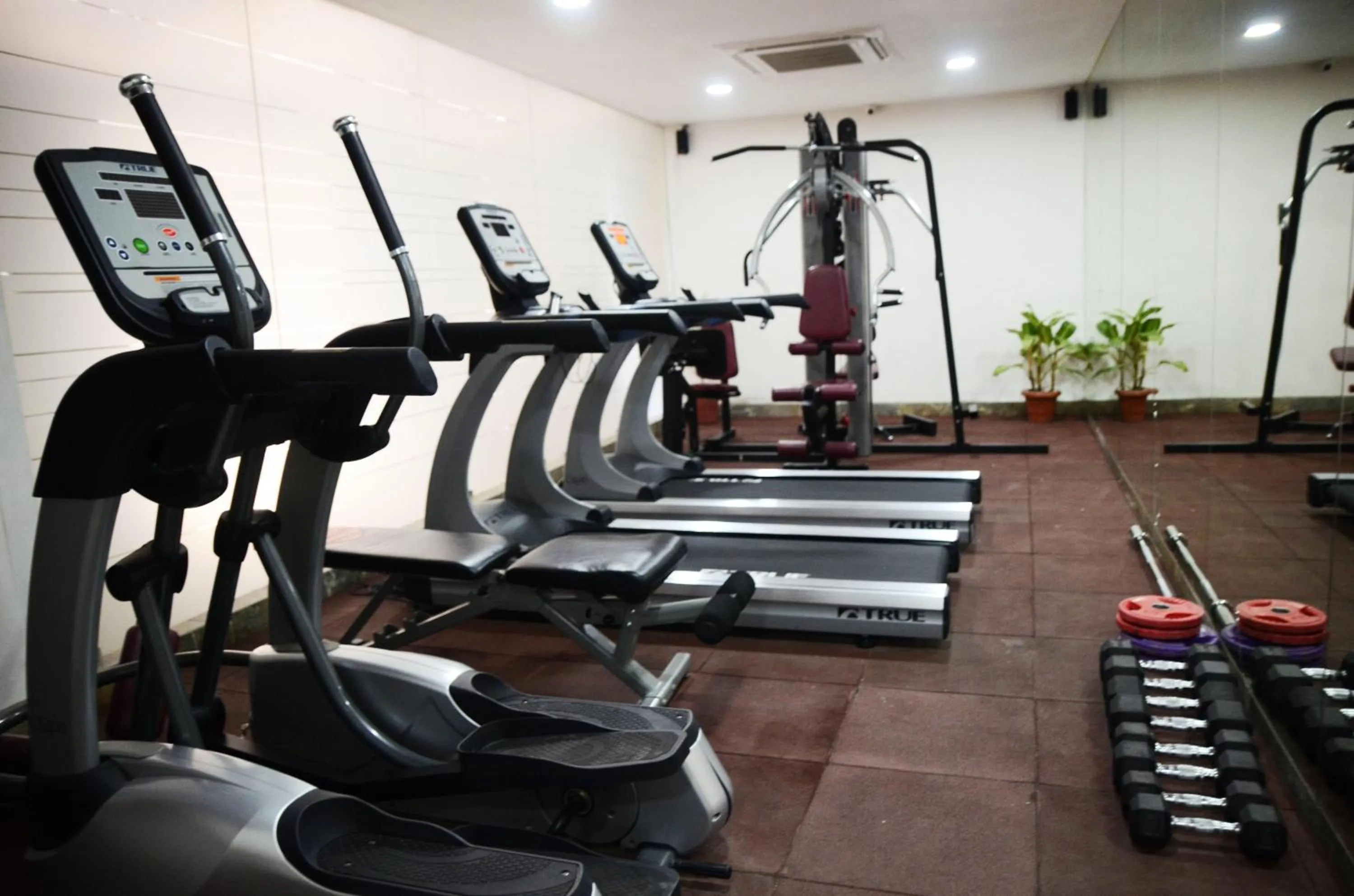 Fitness centre/facilities in Howard Johnson by Wyndham, Kolkata Airport