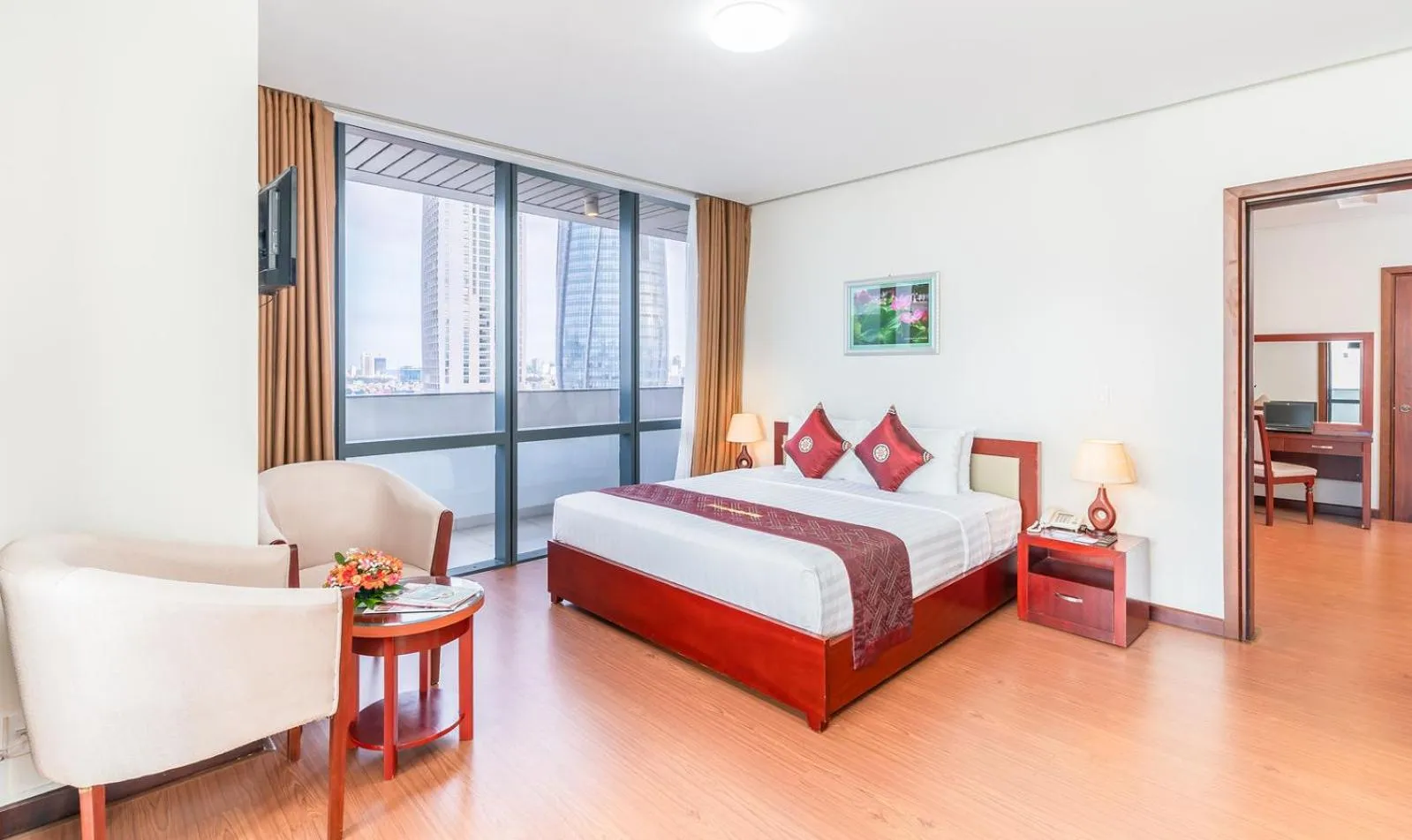 Photo of the whole room, Bed in Da Nang Han River Hotel