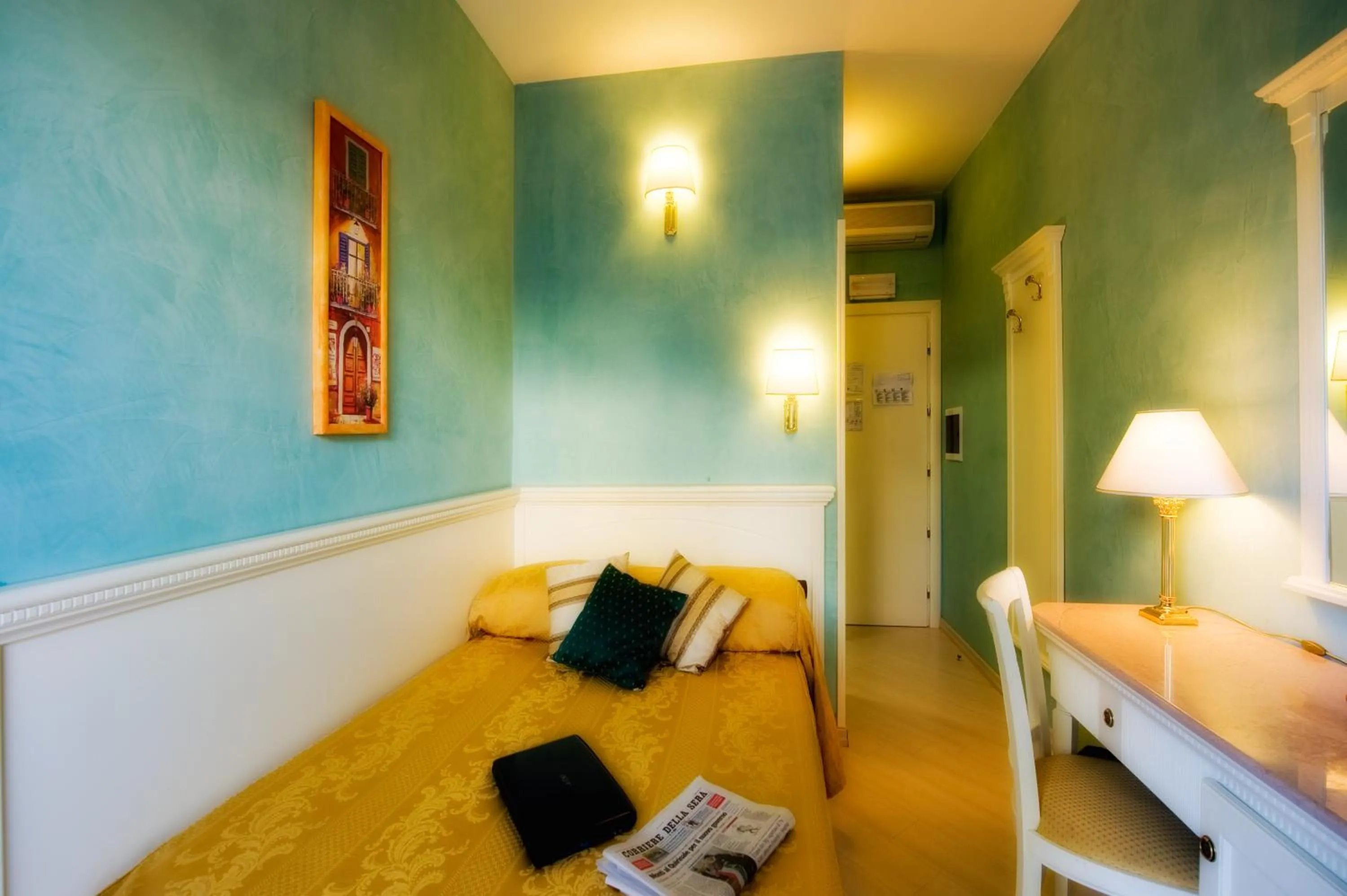 Photo of the whole room, Bed in Hotel Bright