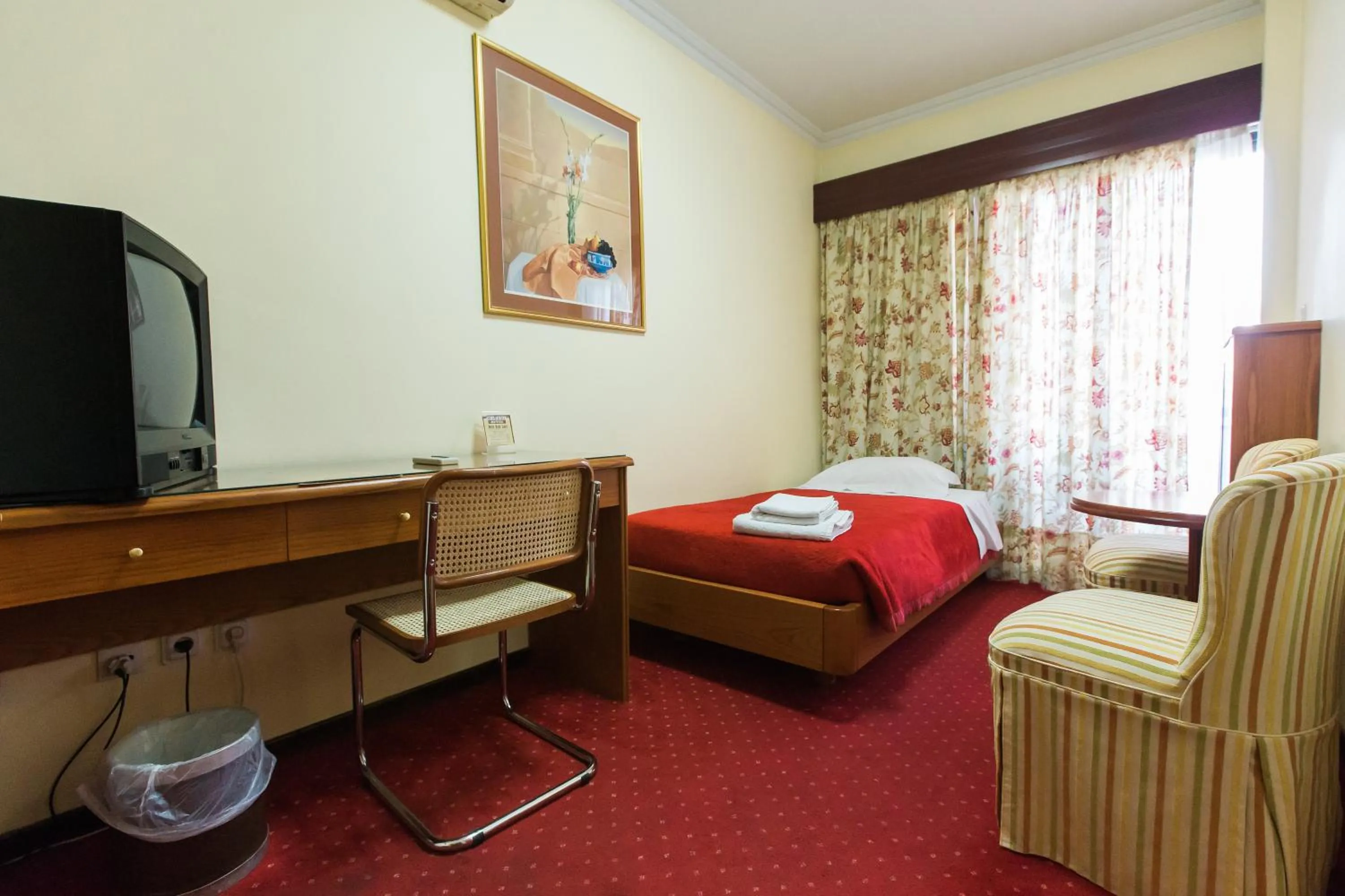 Photo of the whole room, Bed in Grand Hotel