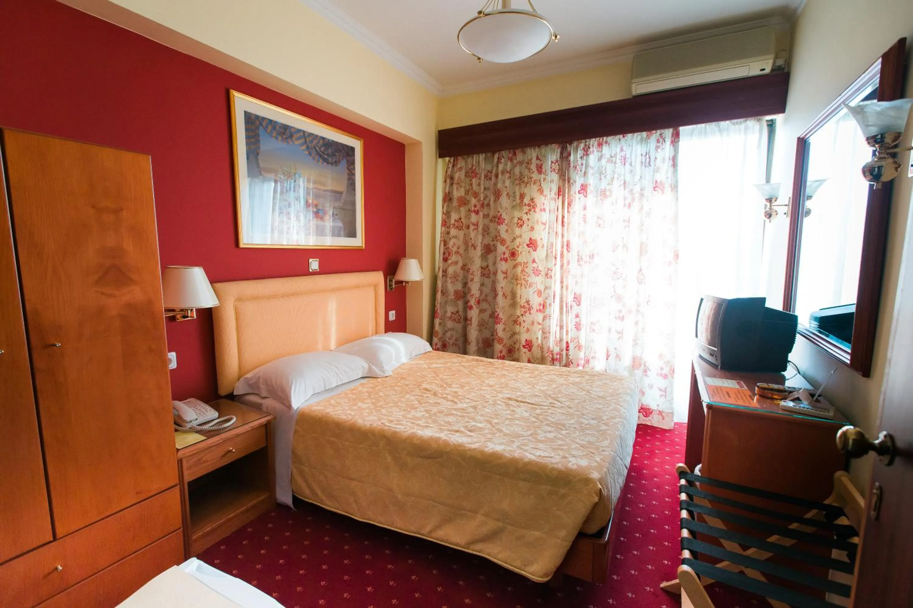 Photo of the whole room, Bed in Grand Hotel