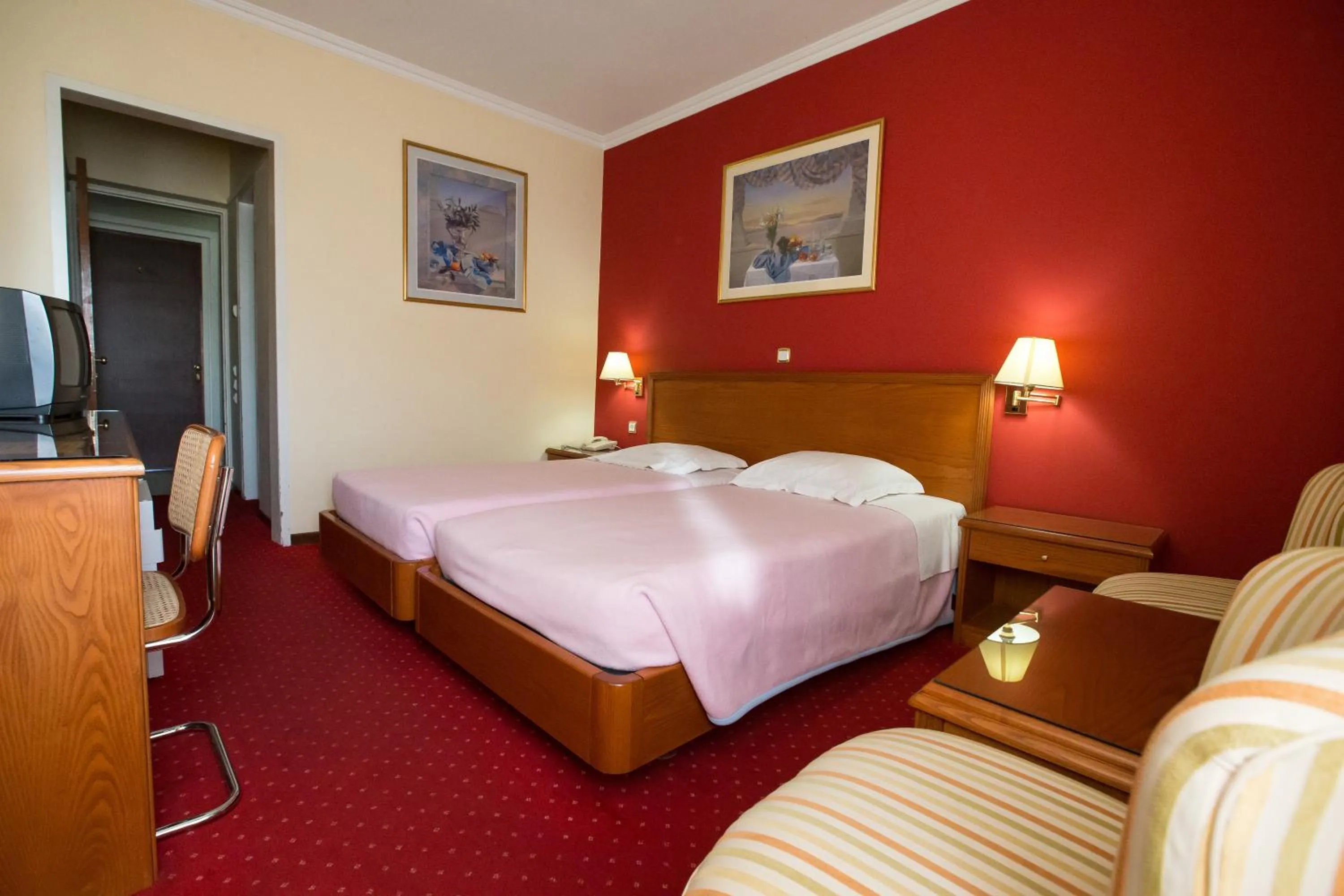 Photo of the whole room, Bed in Grand Hotel