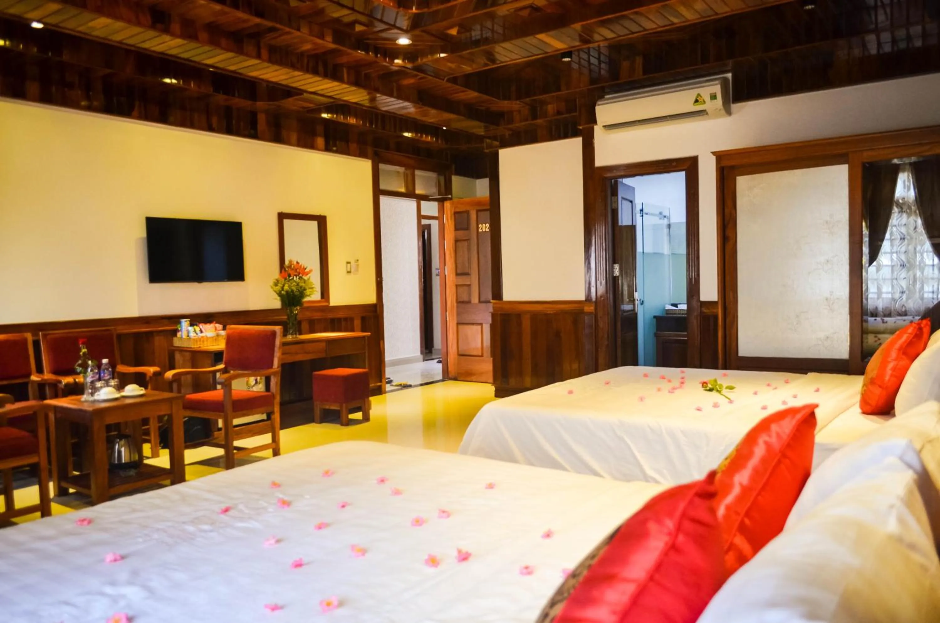 Photo of the whole room, Bed in San San Hotel Da Nang