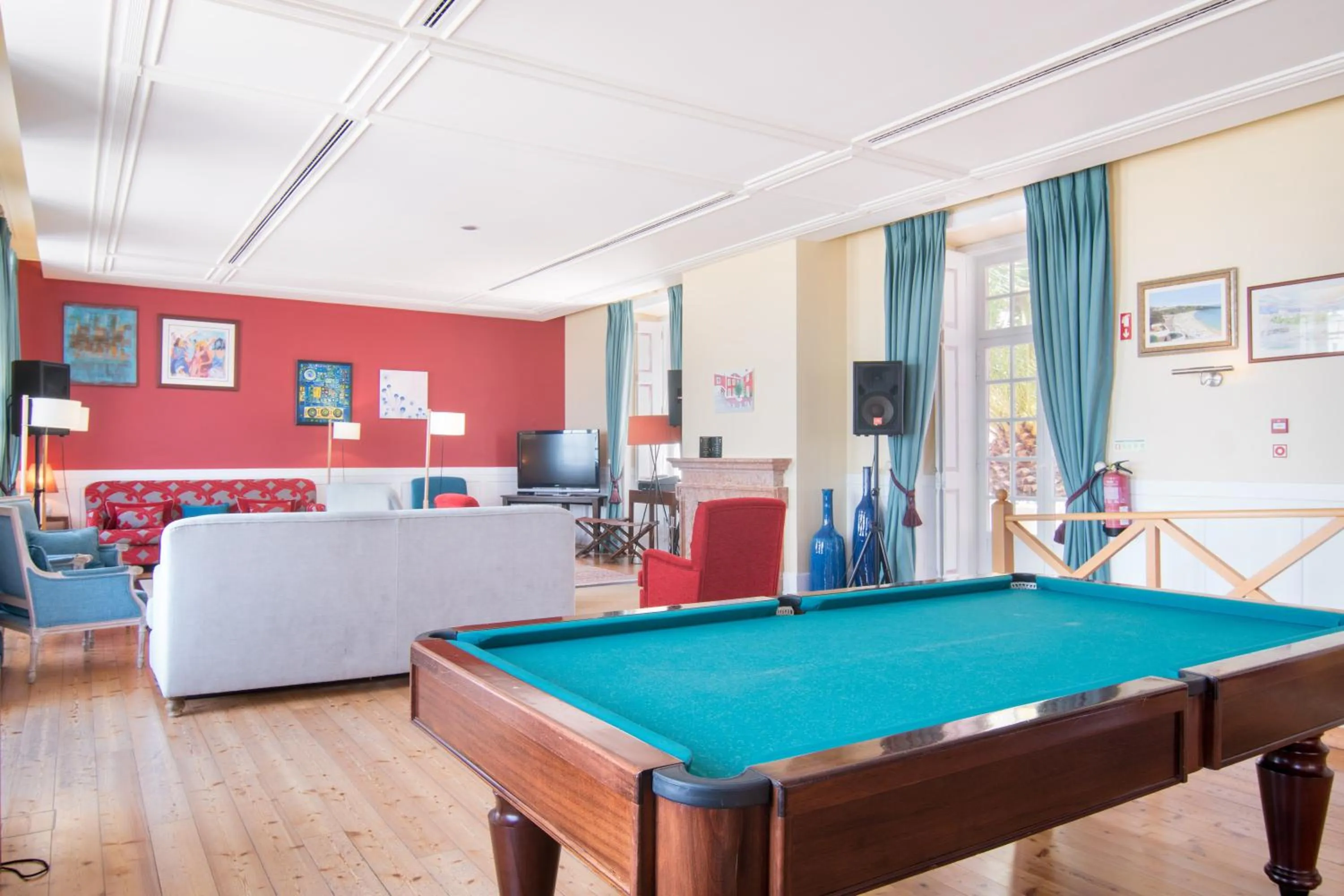 Communal lounge/ TV room in Casa do Médico de São Rafael