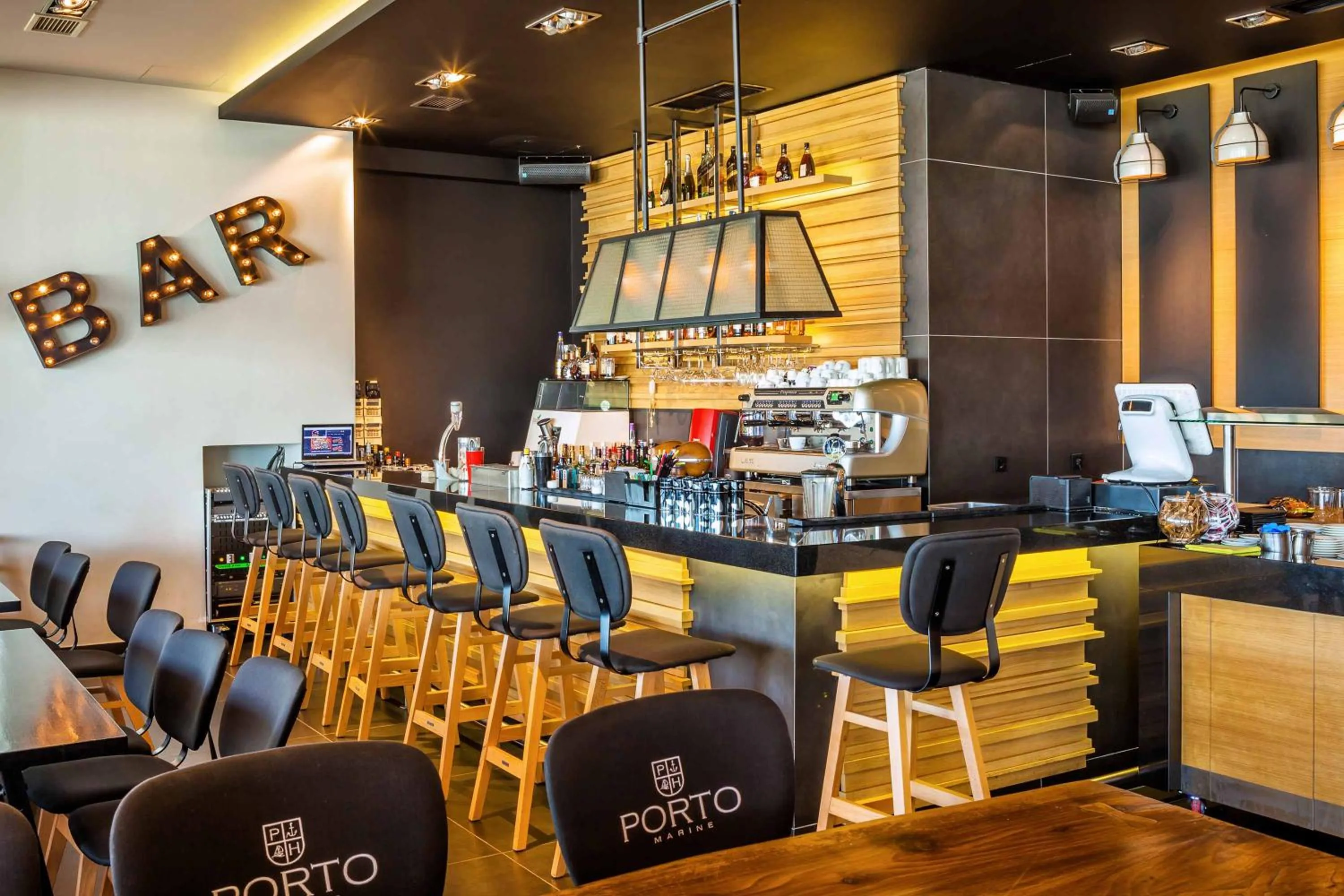 Restaurant/places to eat in Porto Marine Hotel