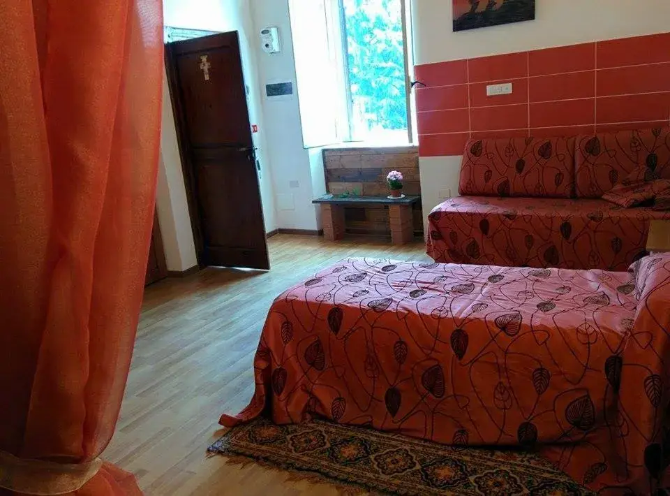 Double or Twin Room with Bathroom - single occupancy in La Meridiana Bed & Bike Double or Twin Room with Bathroom - single occupancy in La Meridiana Bed & Bike