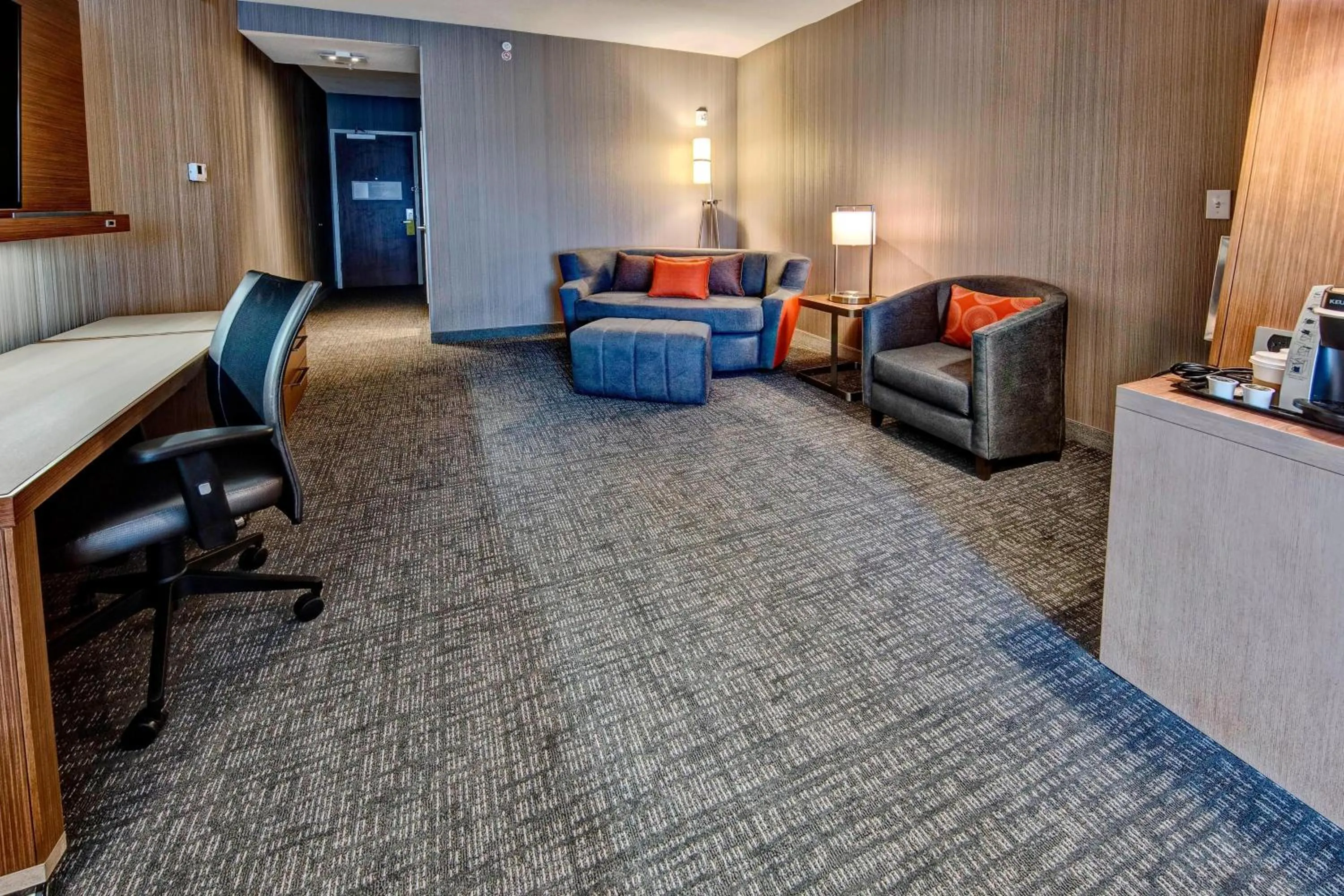 Living room in Courtyard by Marriott Westbury Long Island