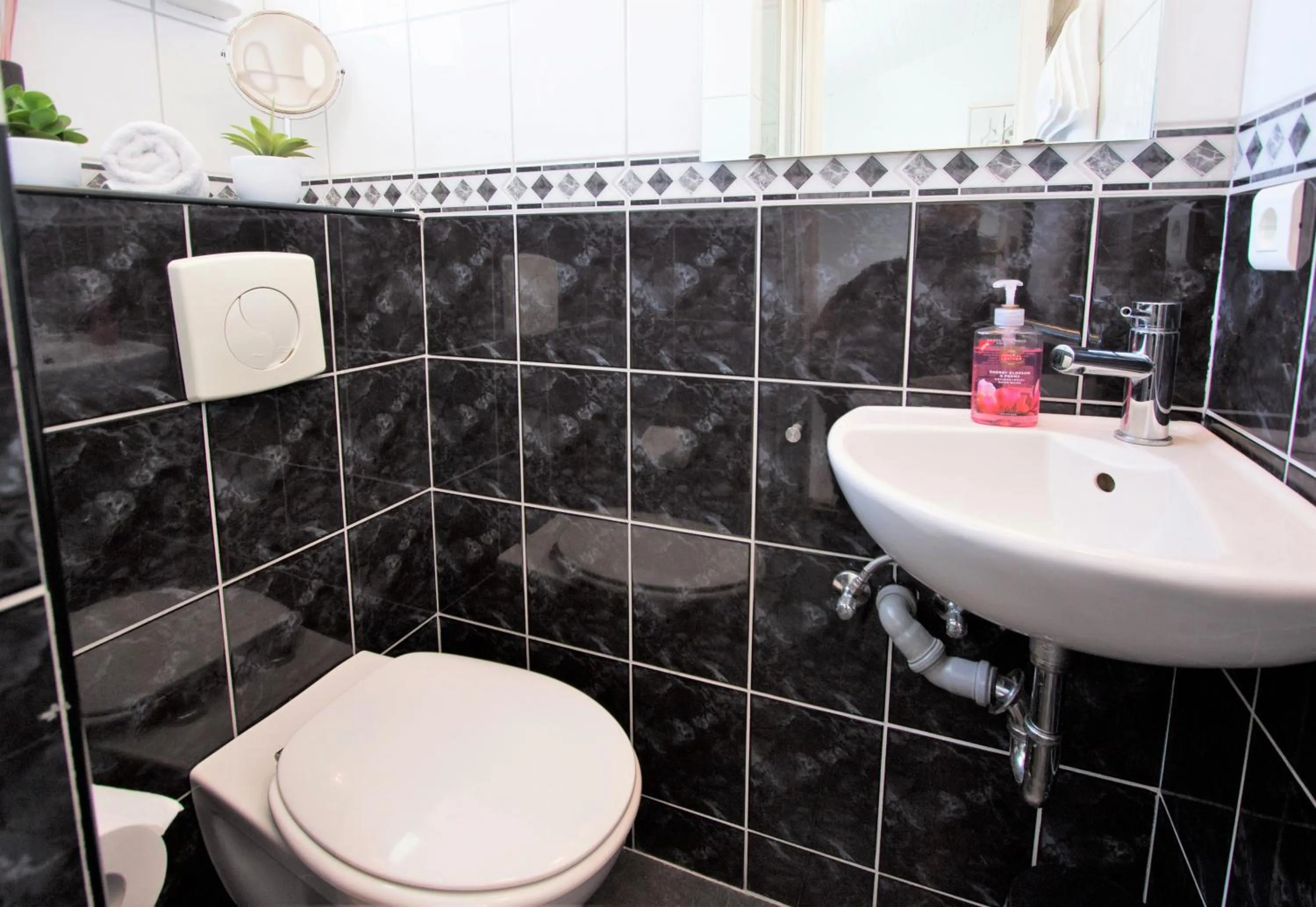 Shower in Odinn Reykjavik Odinsgata Apartments