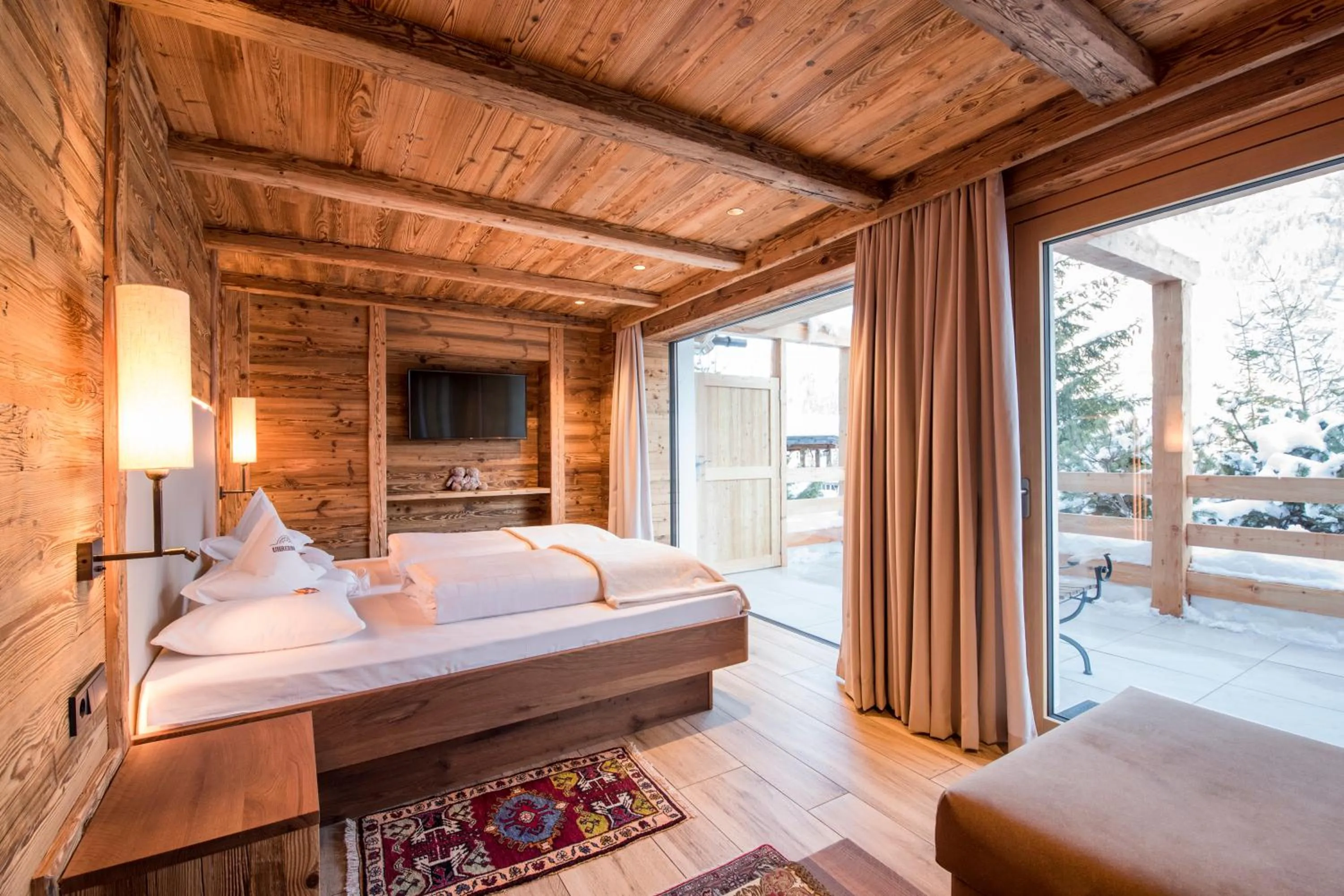 Bed in Charmehotel Uhrerhof - Deur