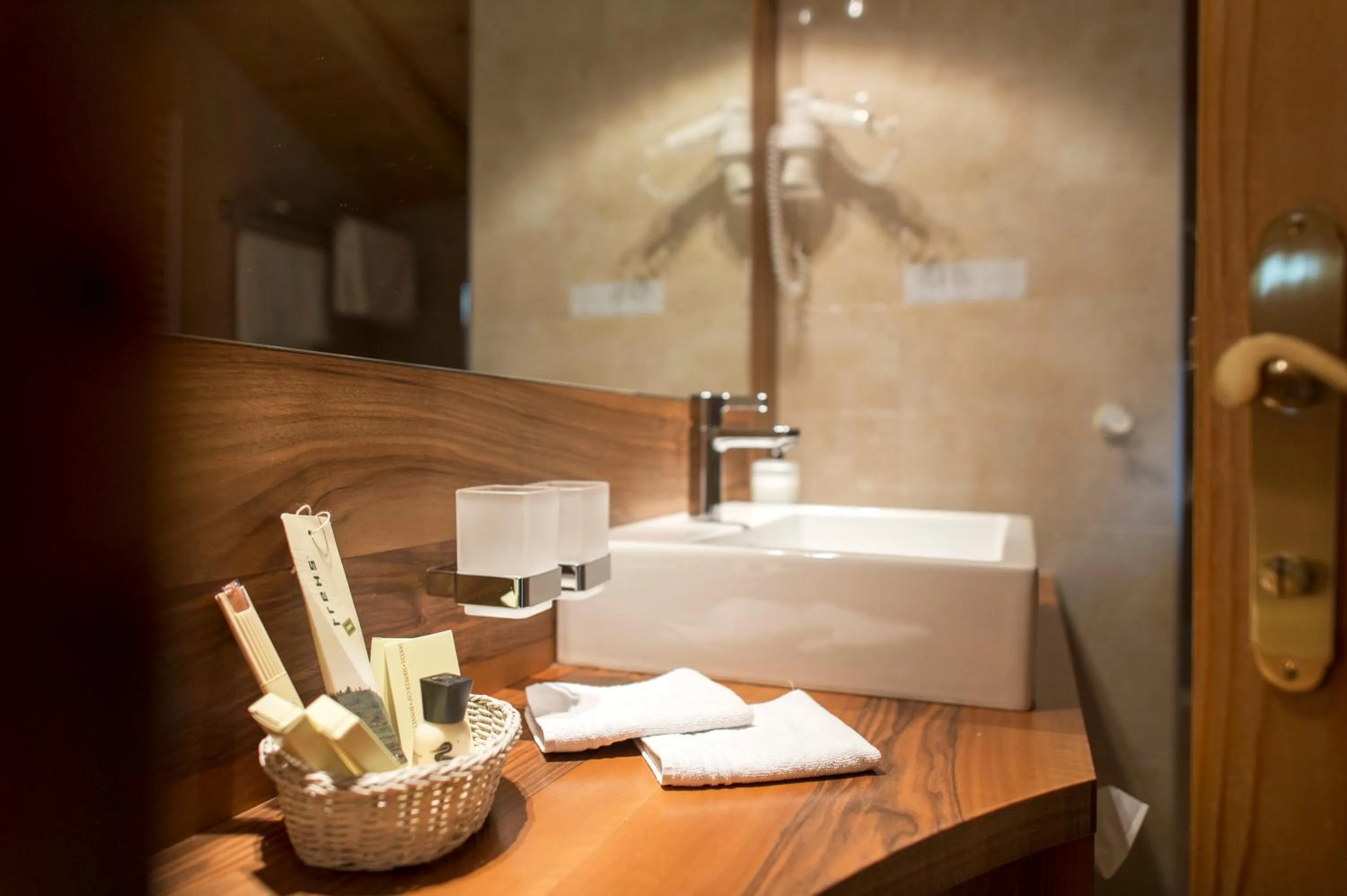 Decorative detail, Bed in Charmehotel Uhrerhof - Deur