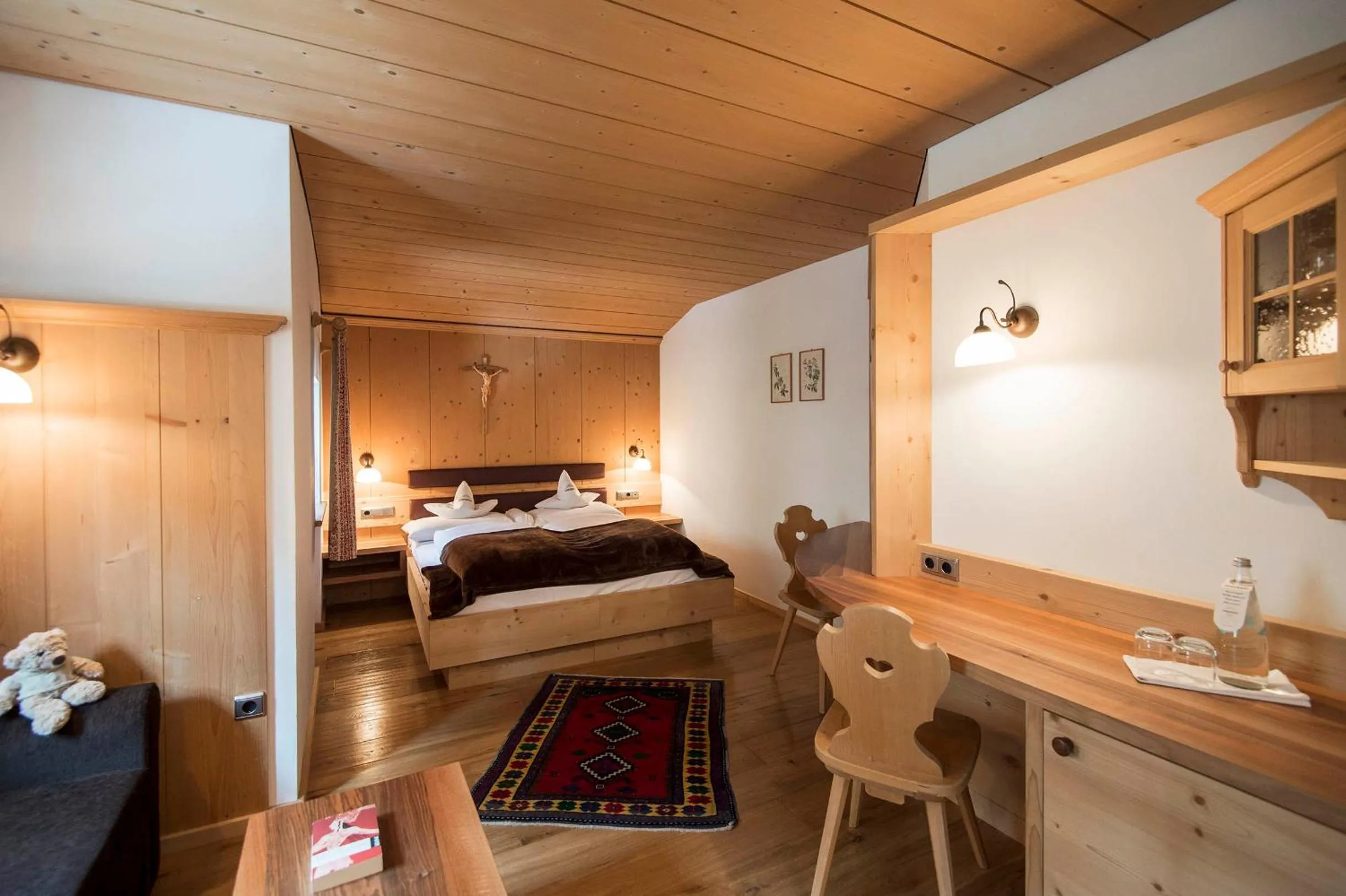 Bed in Charmehotel Uhrerhof - Deur