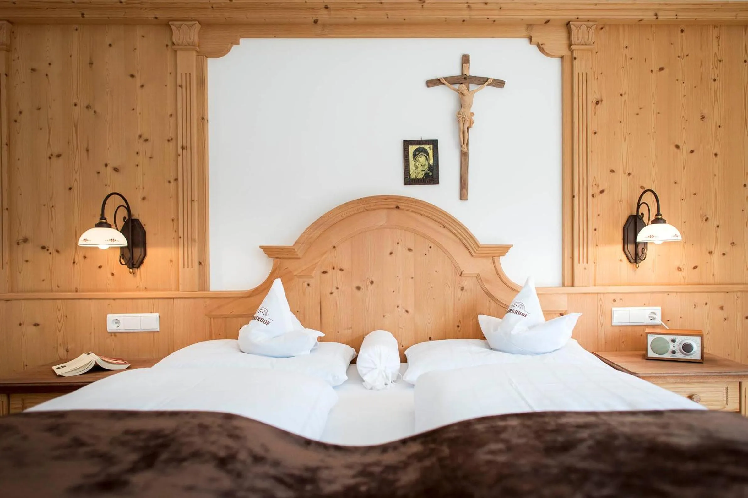 Bed in Charmehotel Uhrerhof - Deur